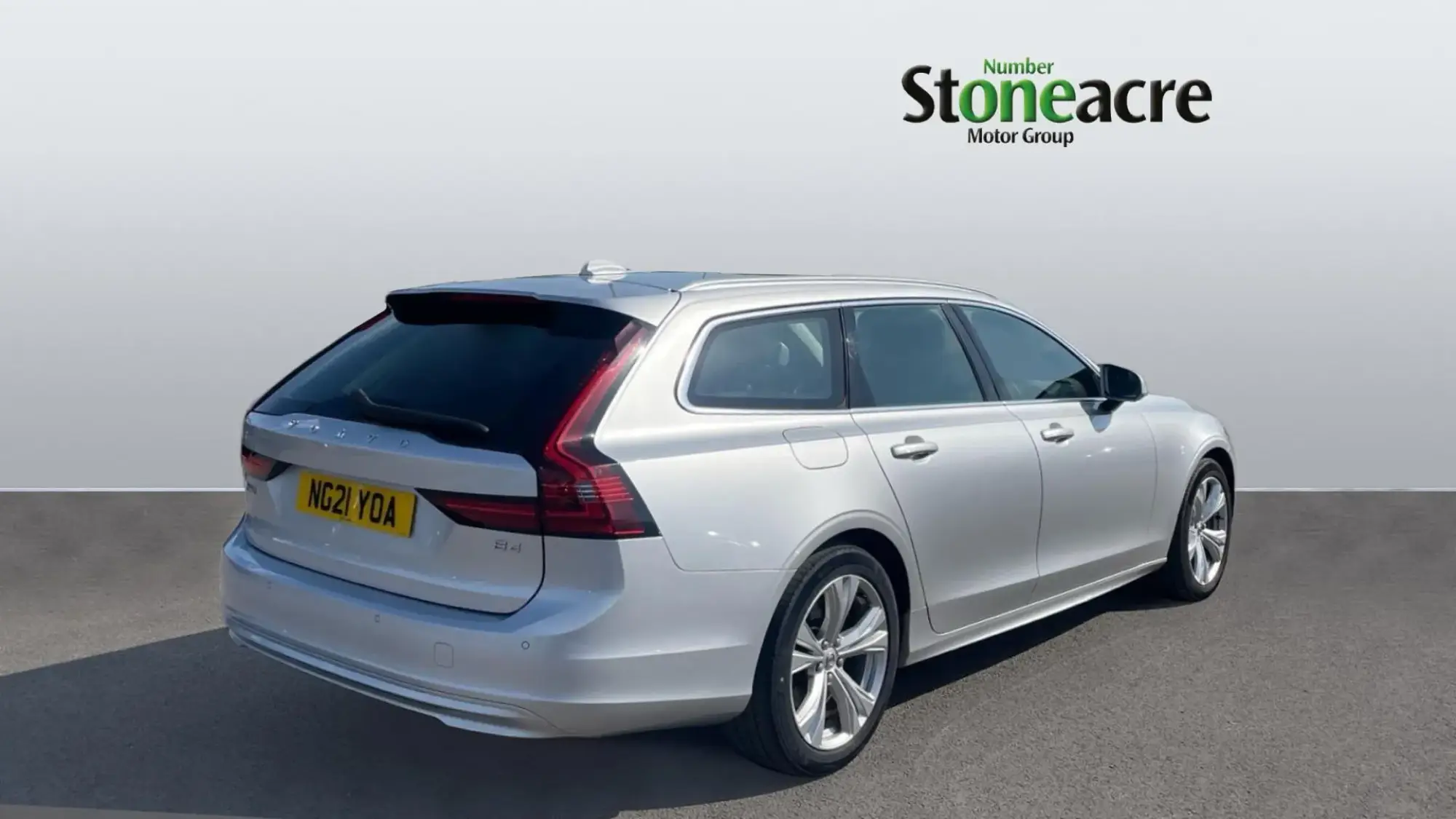 Volvo V90 2.0 B4 MHEV Momentum Auto Euro 6 (s/s) 5dr NG21YOA Image 2