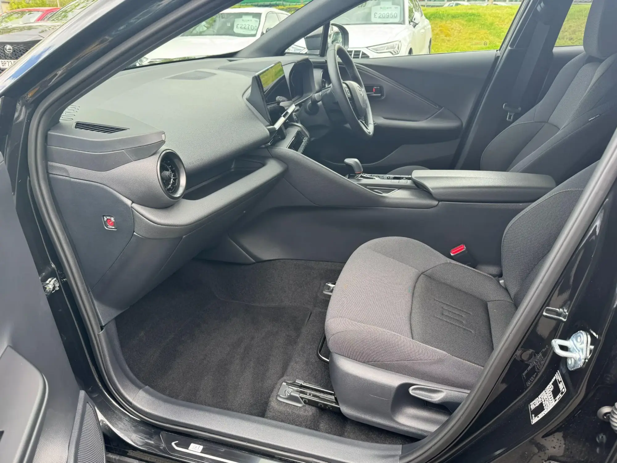 Toyota C-HR Plug-in Hybrid Image 13 Toyota C-HR Plug-in Hybrid Image 13