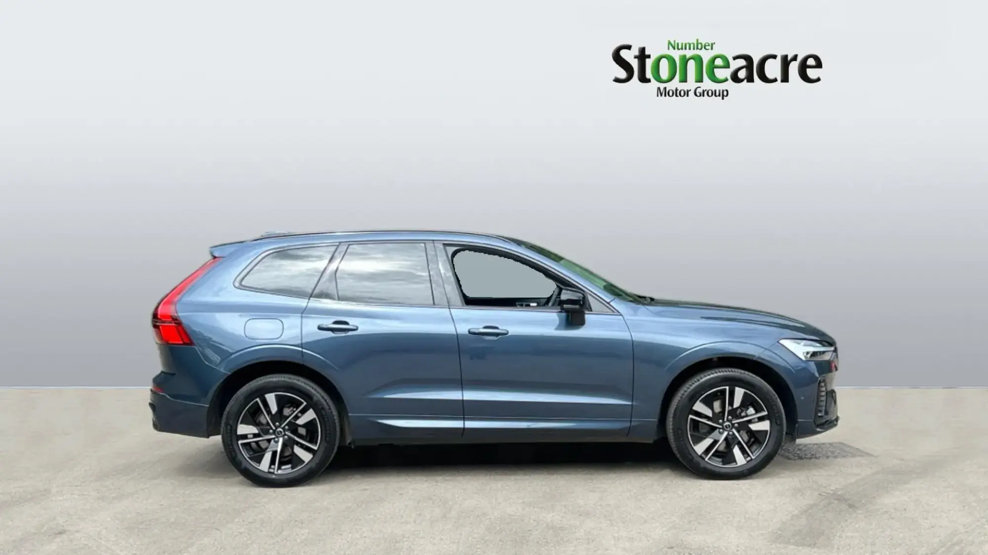 Volvo XC60 2.0 B5 MHEV Plus Auto AWD Euro 6 (s/s) 5dr RF25AXB Image 3