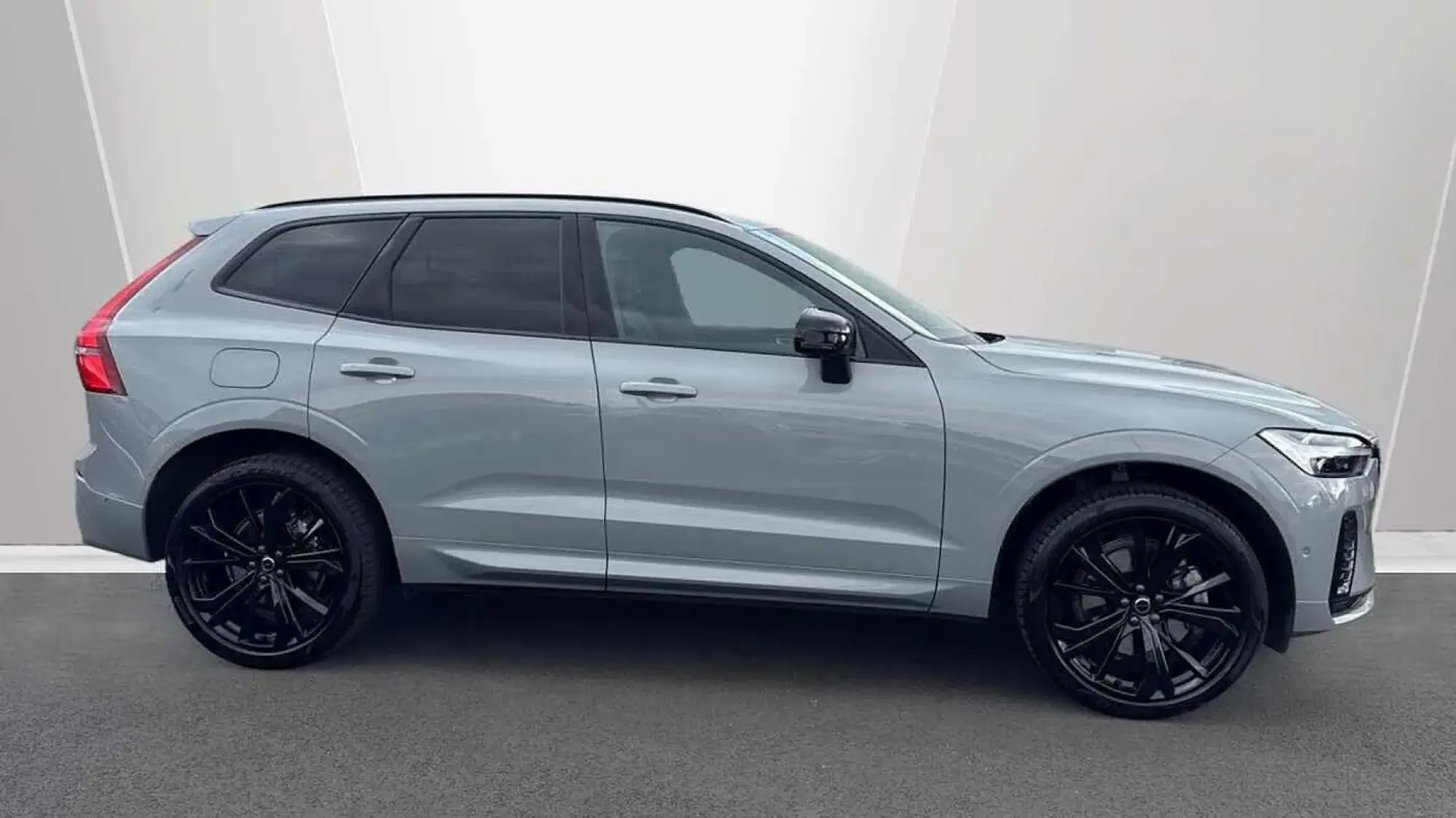 Volvo XC60 2.0 B5 MHEV Plus Black Edition Auto AWD Euro 6 (s/s) 5dr BK26WNS Image 3