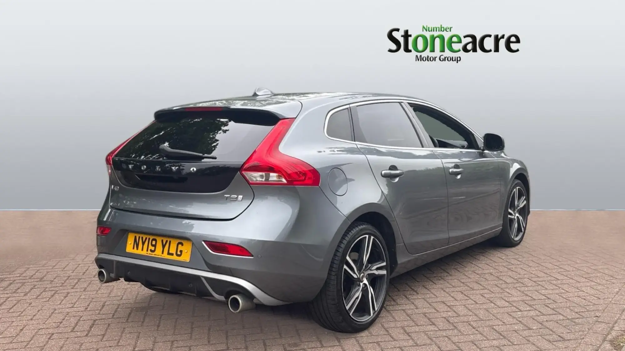 Volvo V40 2.0 T2 R-Design Edition Euro 6 (s/s) 5dr NY19YLG Image 2