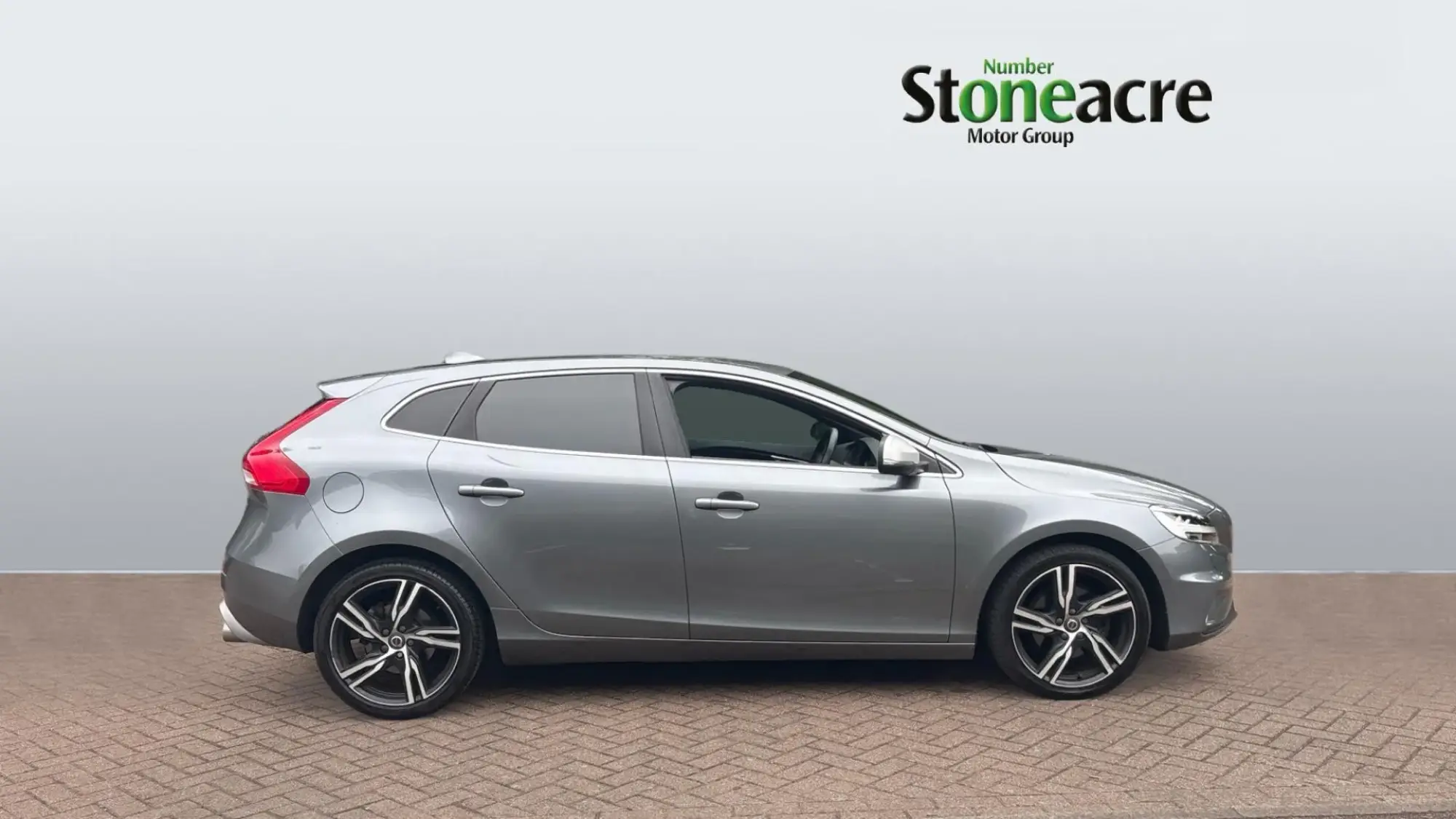 Volvo V40 2.0 T2 R-Design Edition Euro 6 (s/s) 5dr NY19YLG Image 3