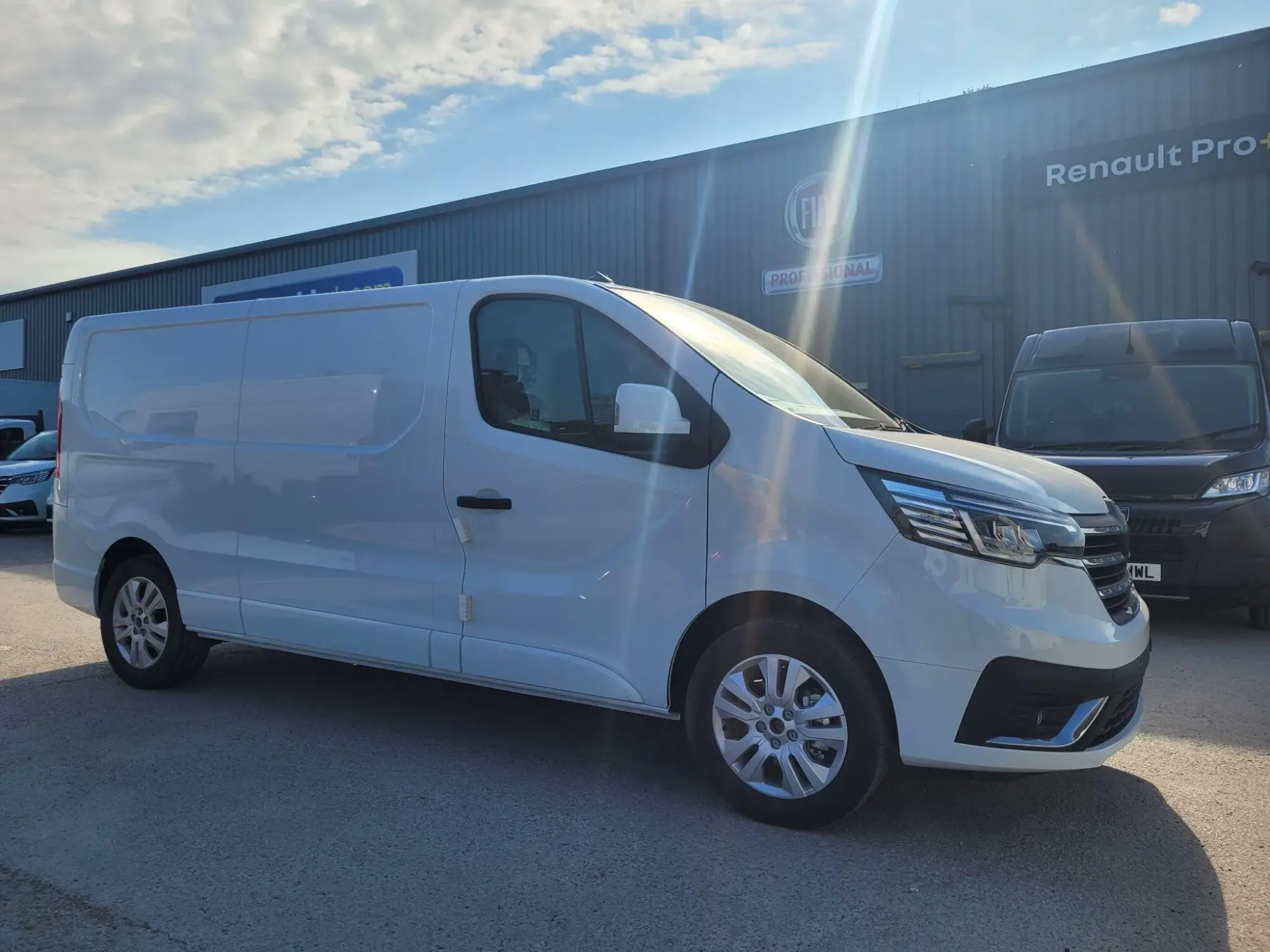 Renault Trafic LL30 Blue dCi 130 Extra Panel Van MY23 YM26FWN Image 1