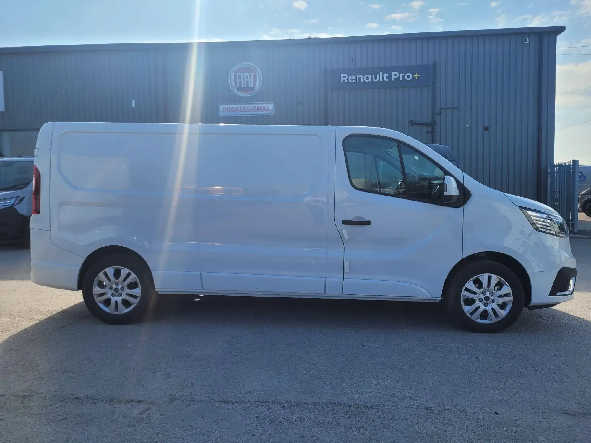 Renault Trafic LL30 Blue dCi 130 Extra Panel Van MY23 YM26FWO Image 2