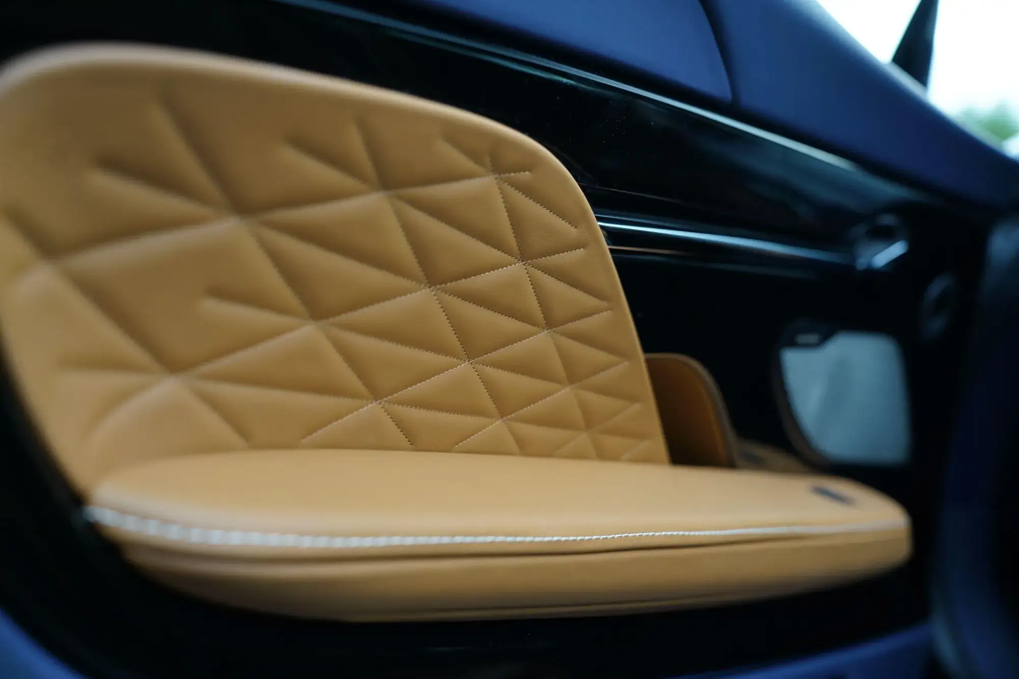 Aston Martin DB12 Image 27