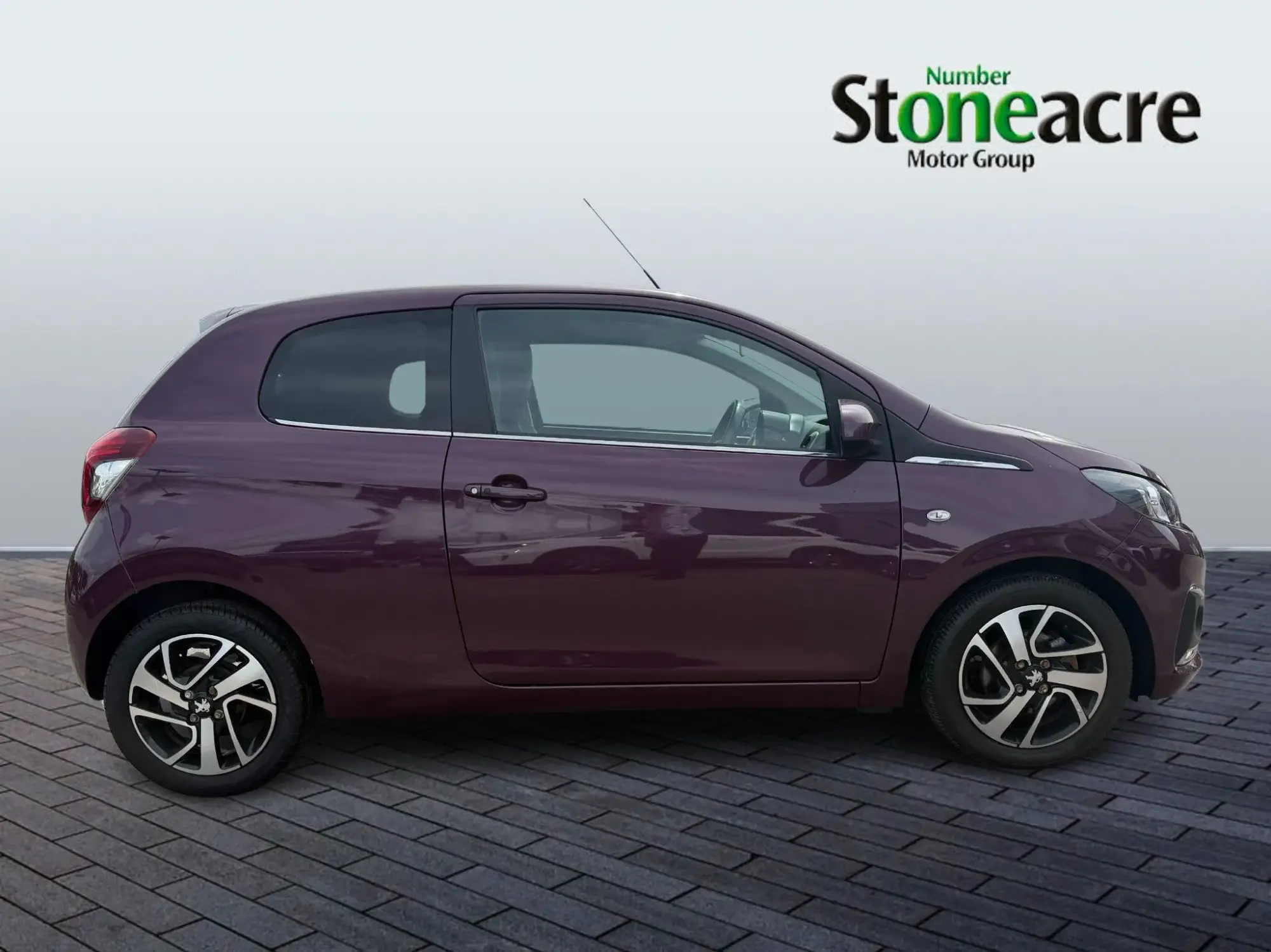 Peugeot 108 1.2 VTi PureTech Allure Euro 5 3dr OE15HPO Image 2