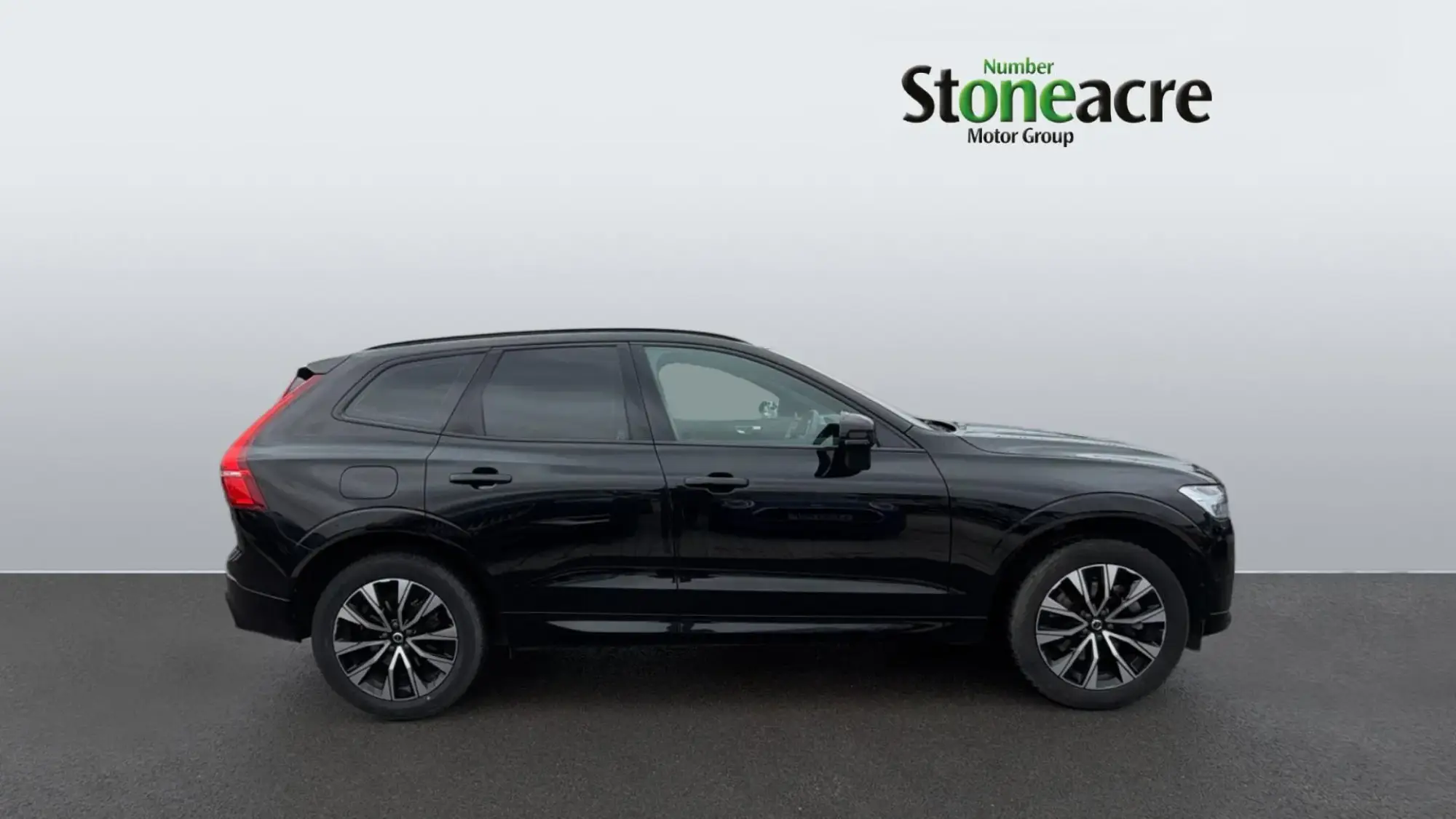 Volvo XC60 2.0 B4 MHEV Plus Auto Euro 6 (s/s) 5dr FV72YPK Image 3