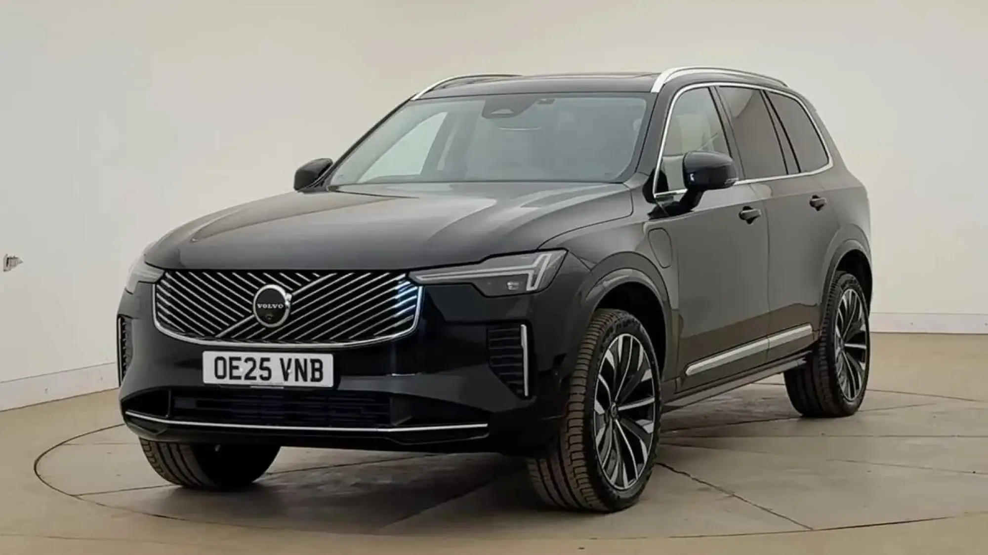 Volvo XC90 Plug-In Hybrid 2.0 T8 18.8kWh Ultra Bright Auto 4WD Euro 6 (s/s) 5dr OE25VNB Image 3