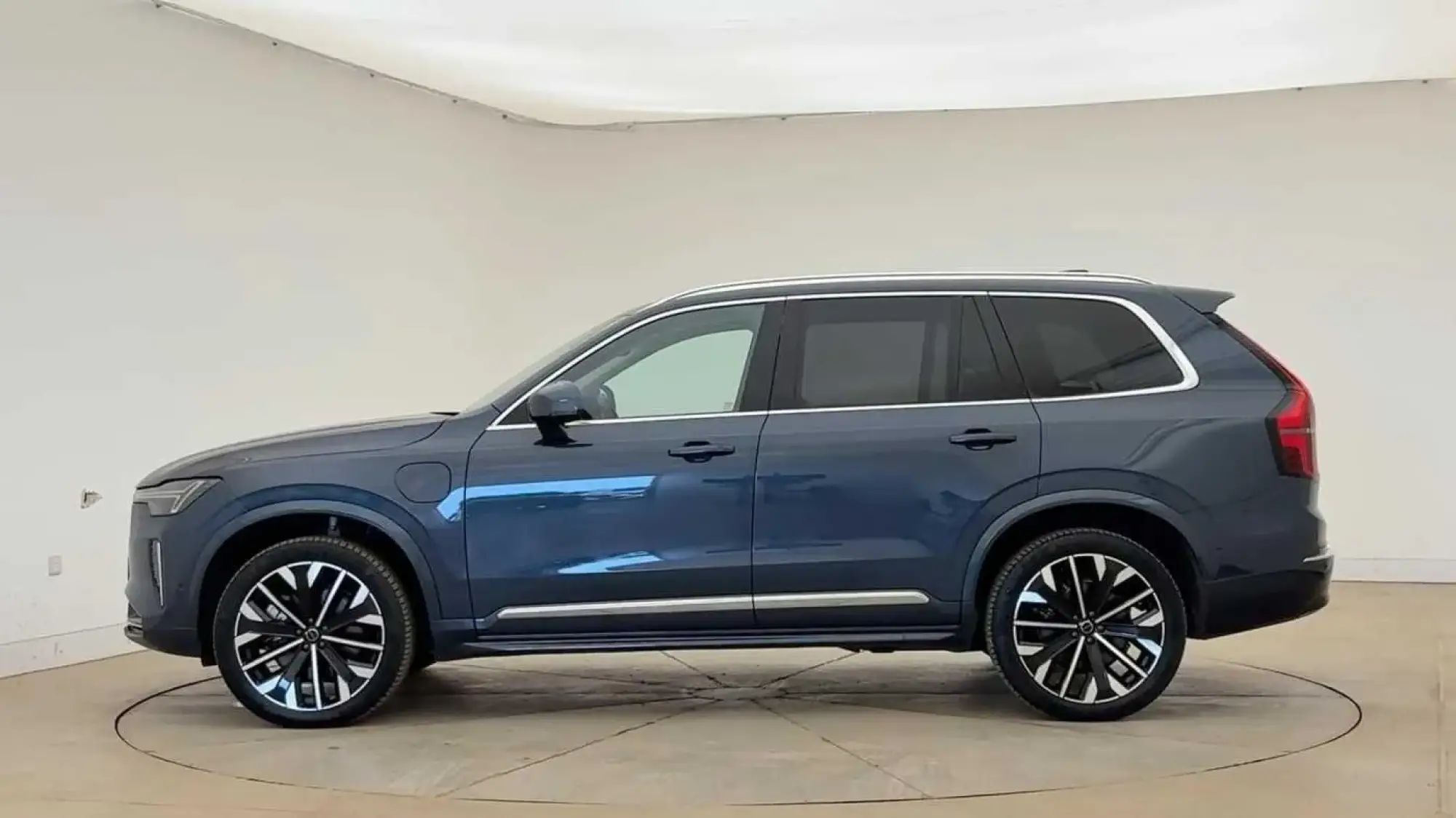 Volvo XC90 Plug-In Hybrid Image 6 Volvo XC90 Plug-In Hybrid Image 6