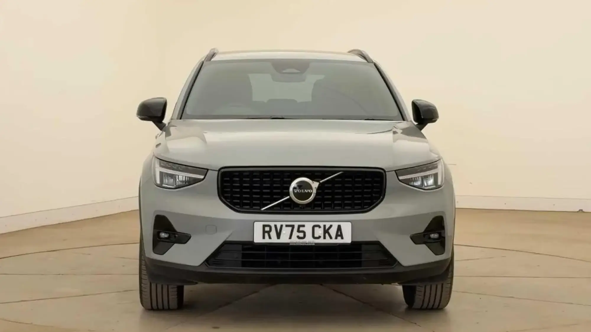 Volvo XC40 2.0 B4P Plus Dark 5dr Auto RV75CKA Image 2