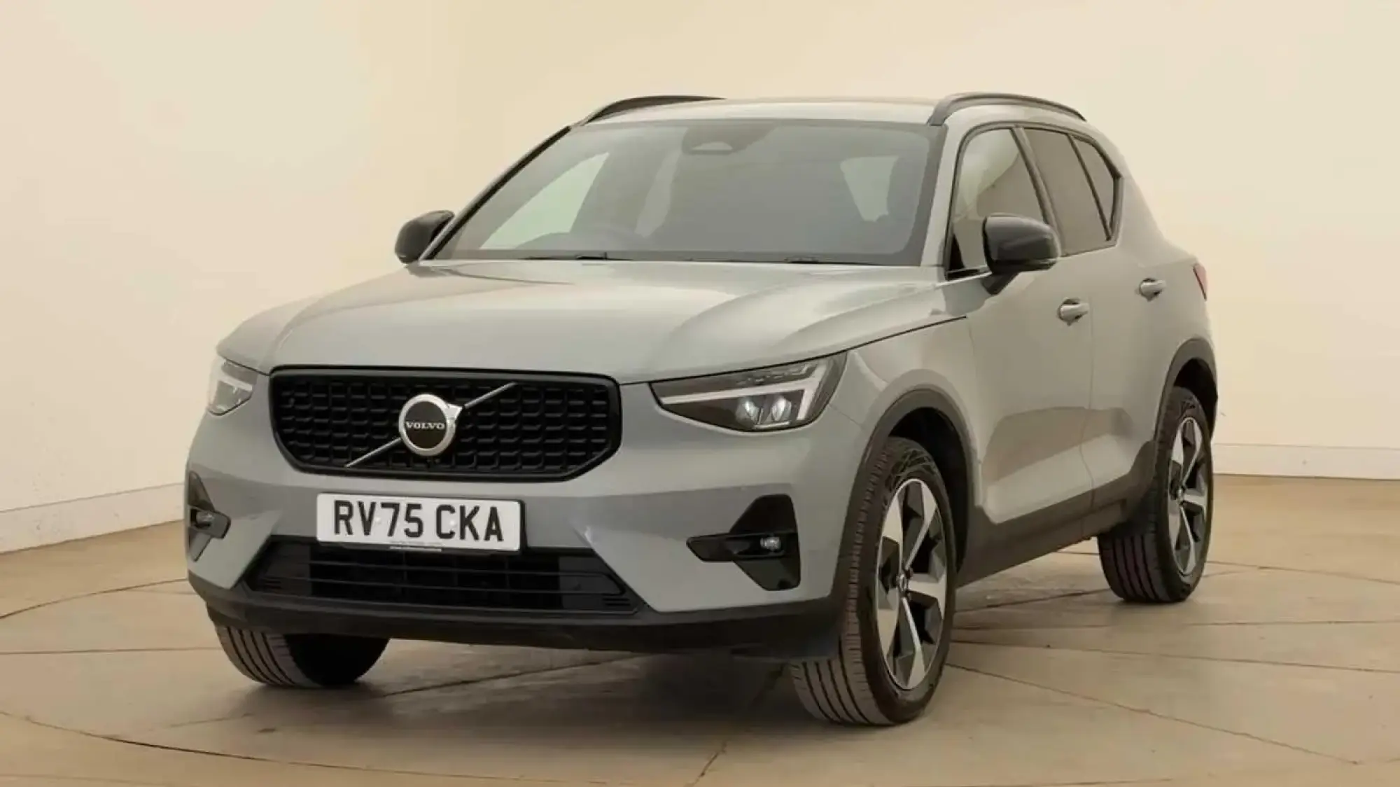 Volvo XC40 2.0 B4P Plus Dark 5dr Auto RV75CKA Image 3