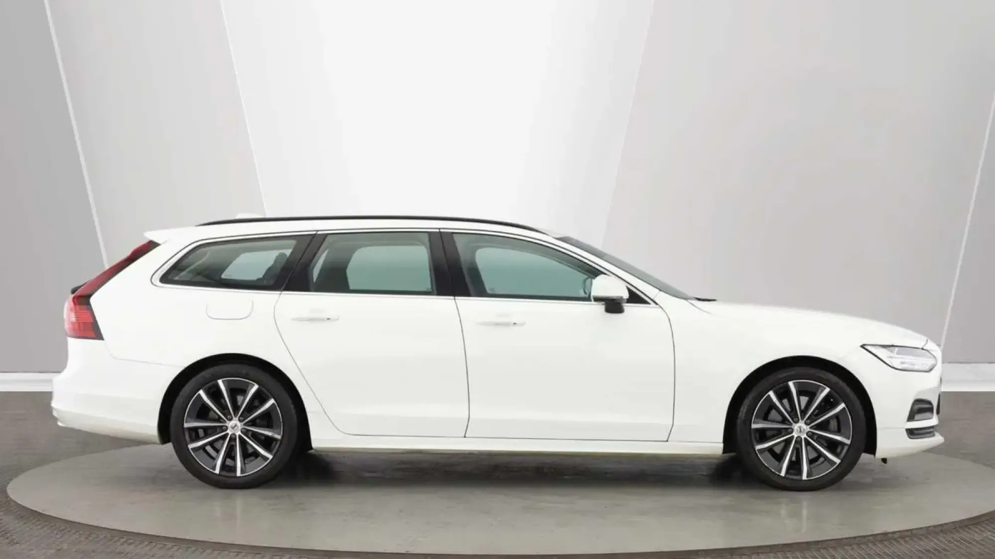 Volvo V90 2.0 B4 MHEV Momentum Auto Euro 6 (s/s) 5dr FE22EBX Image 2