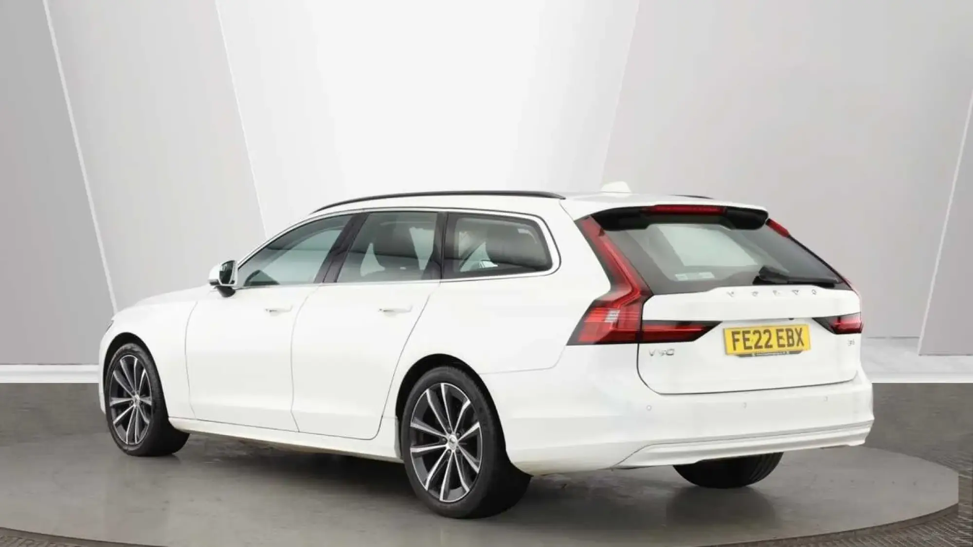 Volvo V90 2.0 B4 MHEV Momentum Auto Euro 6 (s/s) 5dr FE22EBX Image 3
