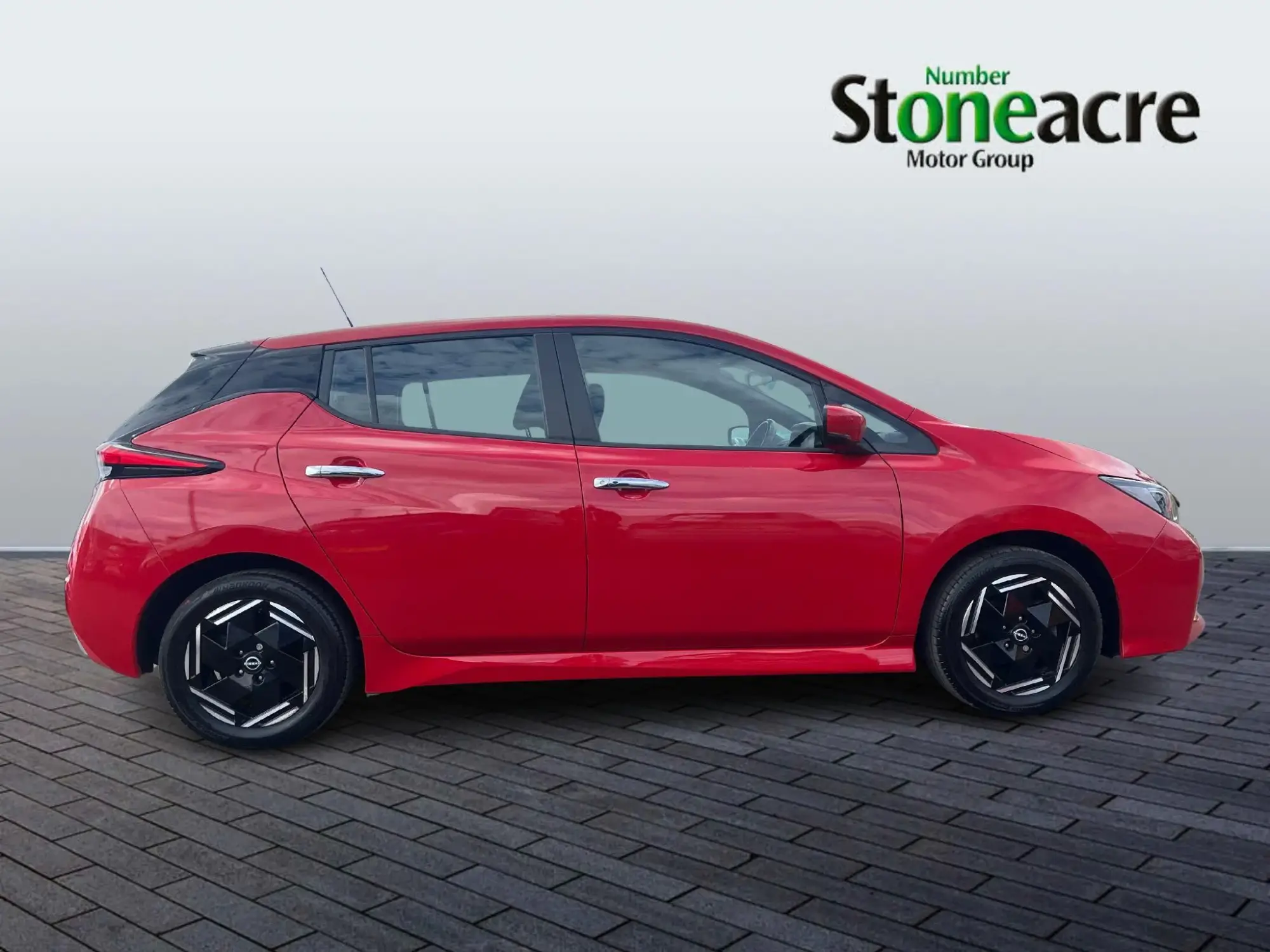 Nissan LEAF 39kWh Acenta Auto 5dr CK72OMW Image 2
