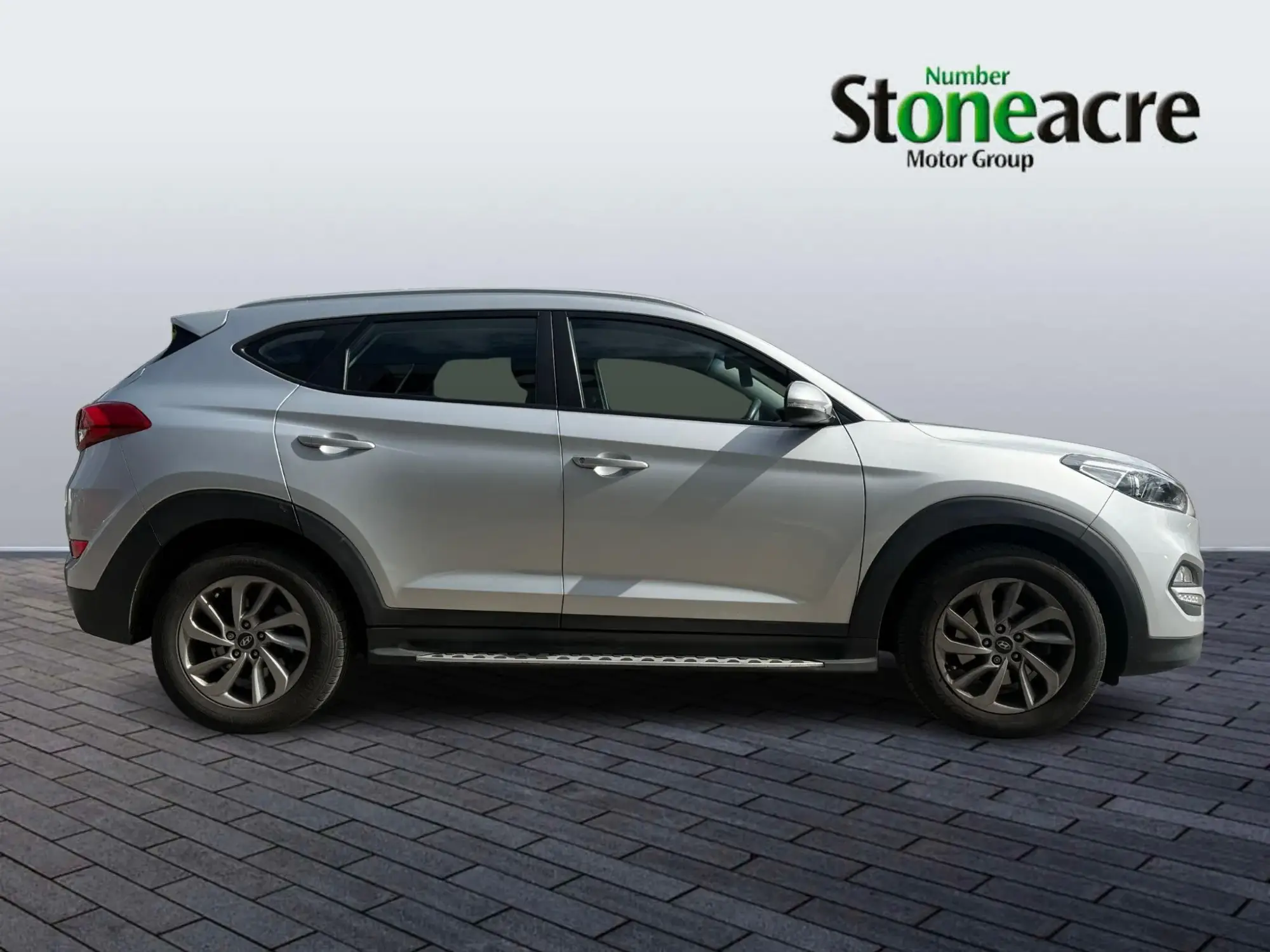 Hyundai TUCSON 2.0 CRDi SE Nav SUV 5dr Diesel Auto 4WD Euro 6 (136 ps) J8PCE Image 2
