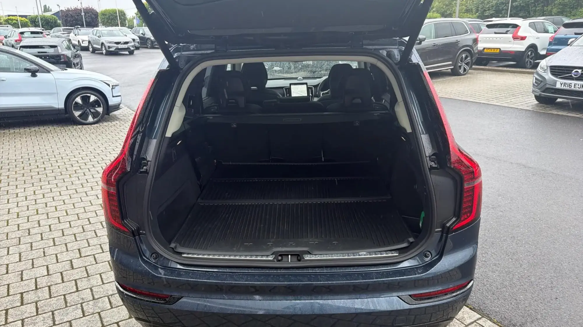 Volvo XC90 Plug-In Hybrid Image 13