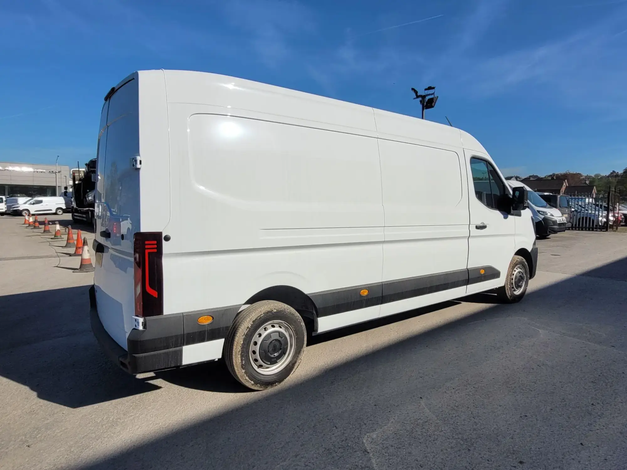 Renault Master 2.0 dCi 35 Advance LWB Medium Roof Euro 6 (s/s) 5dr YM26ETD Image 3