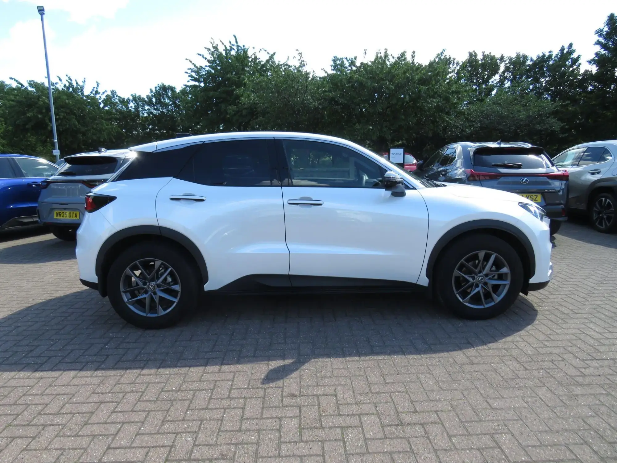 Lexus LBX 1.5 VVT-iE Premium E-CVT Euro 6 (s/s) 5dr ND25CTX Image 2