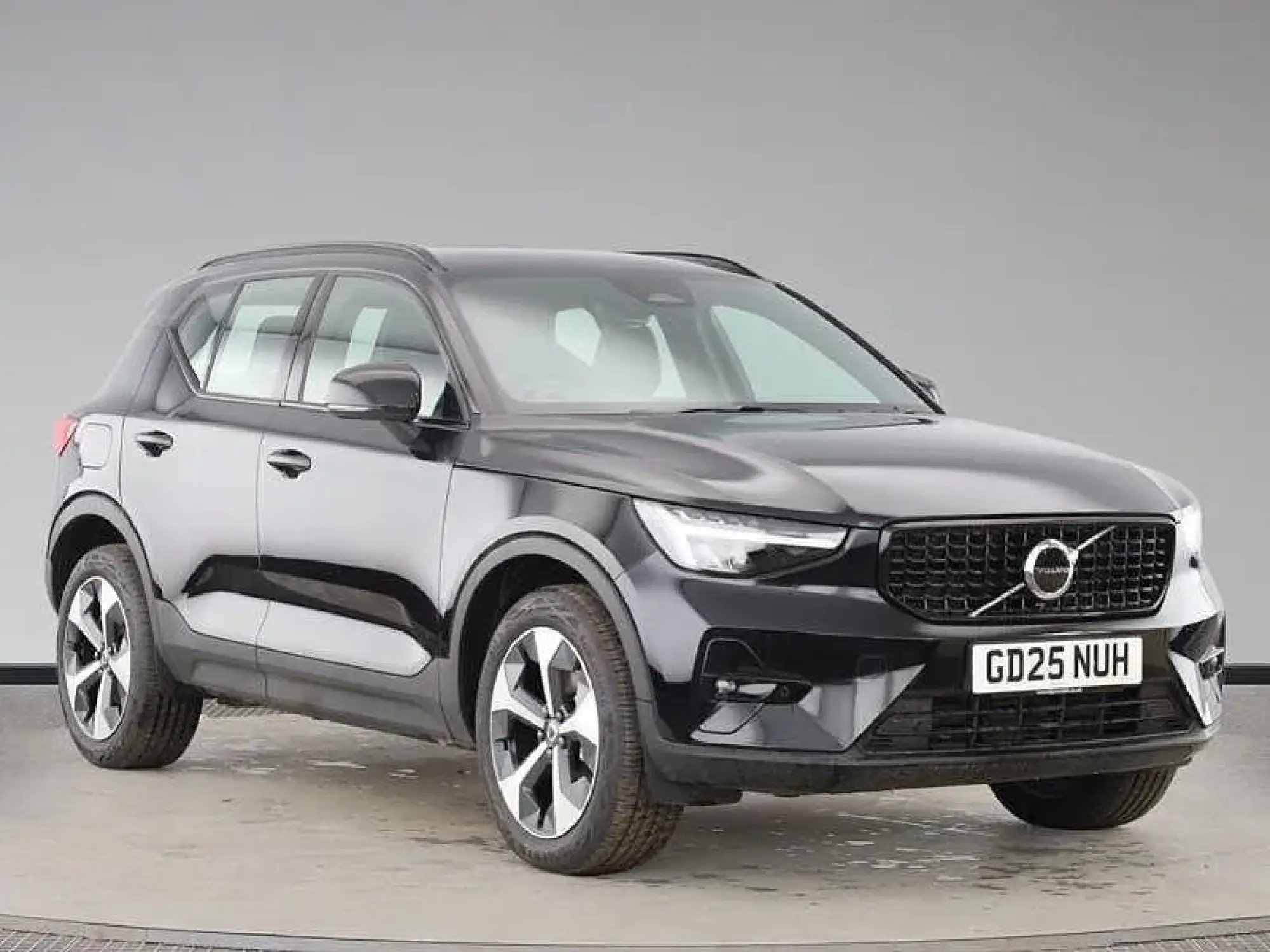 Volvo XC40 2.0 B4P Plus Dark 5dr Auto GD25NUH Image 1