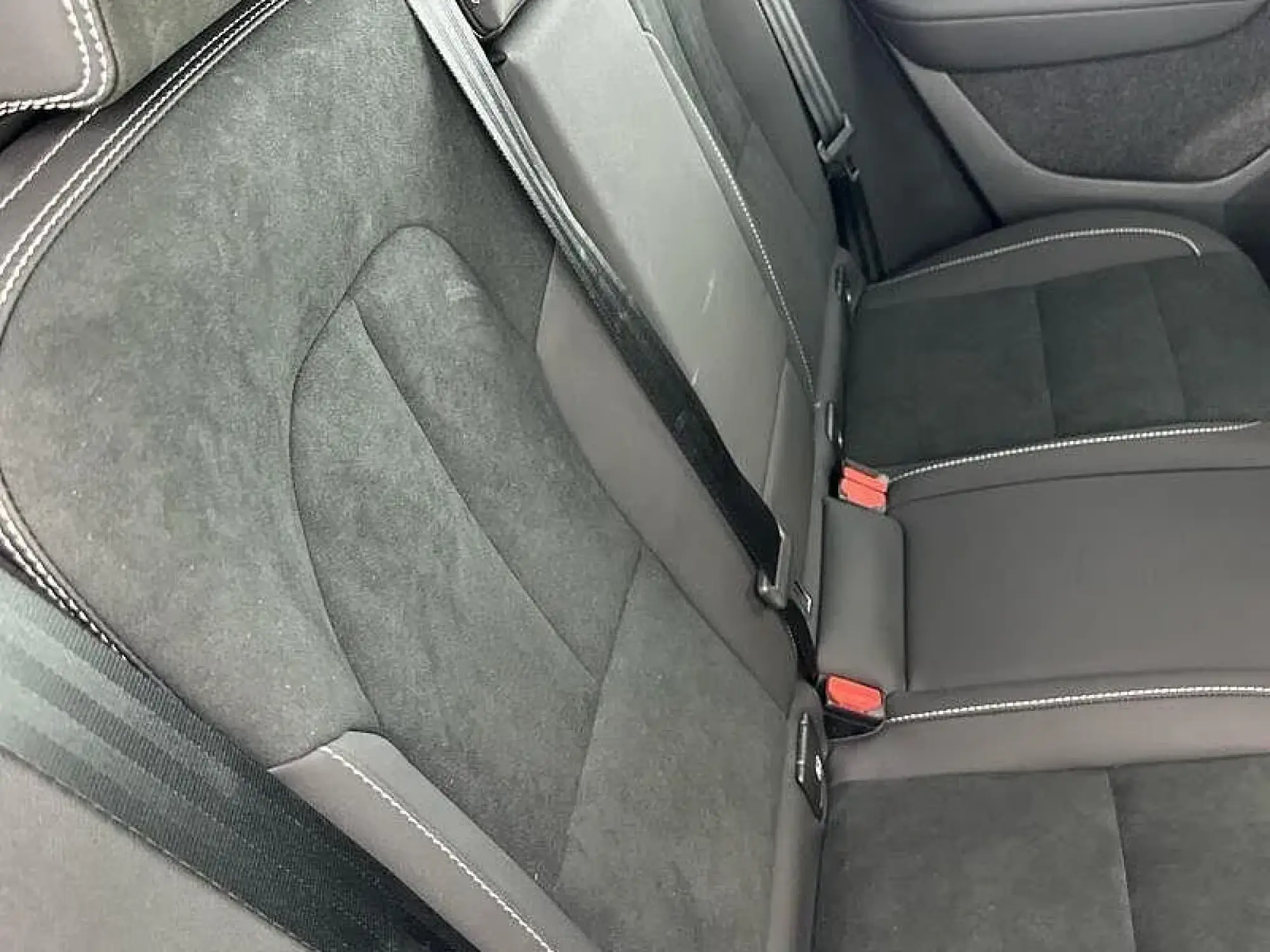 Volvo XC40 2.0 B4P Plus Dark 5dr Auto GD25NUH Image 3