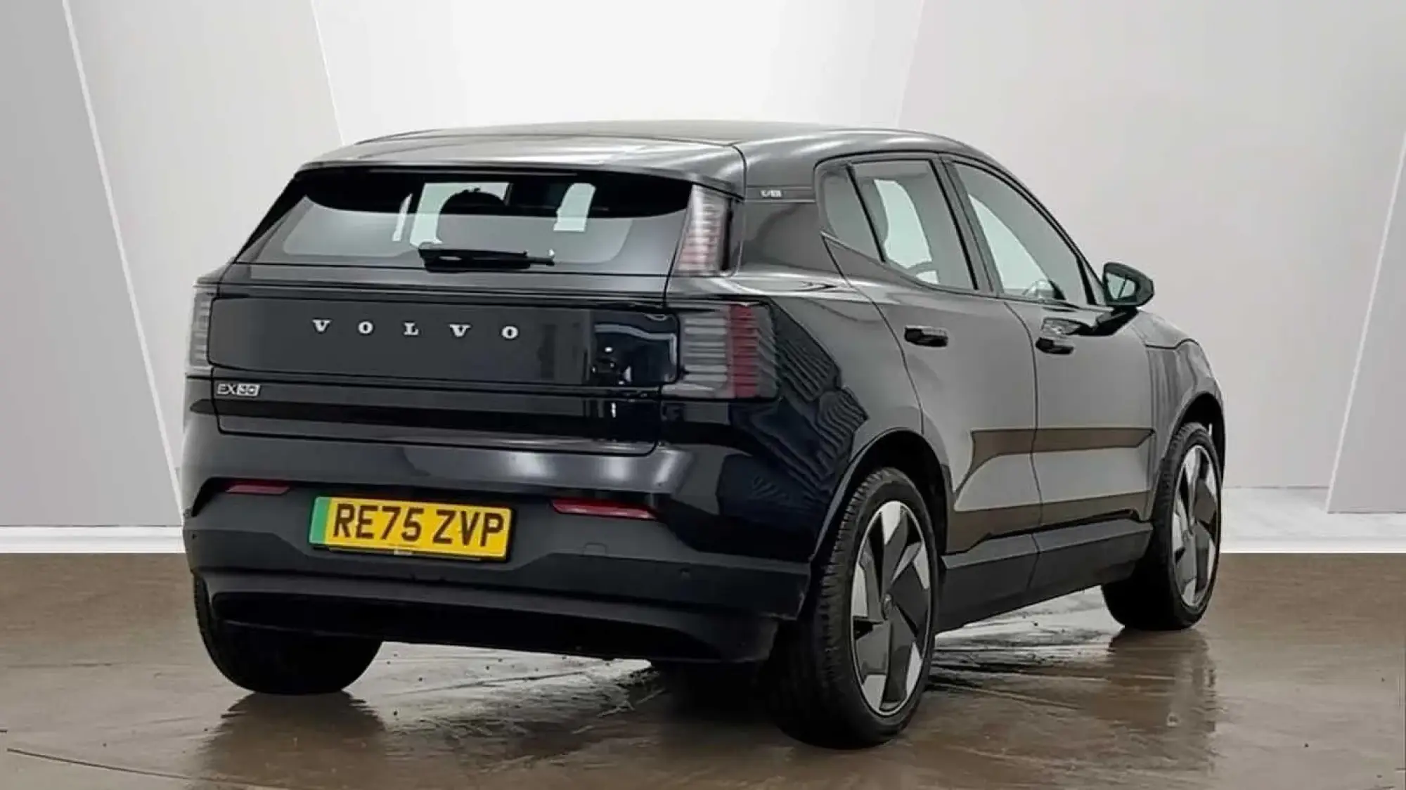 Volvo EX30 200kW SM Extended Range Plus 69kWh 5dr Auto RE75ZVP Image 3