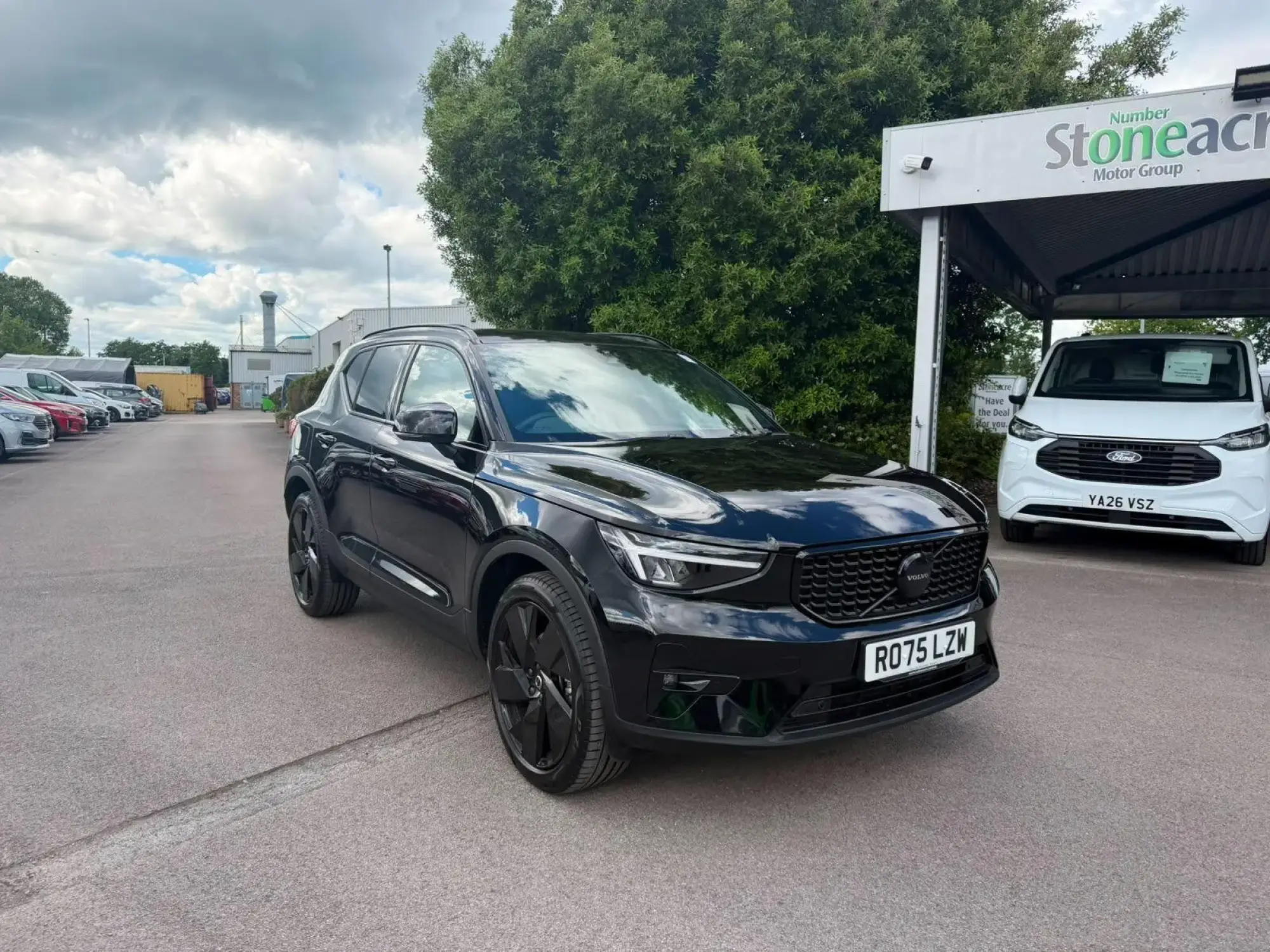 Volvo XC40 2.0 B4 MHEV Plus Black Edition DCT Auto Euro 6 (s/s) 5dr RO75LZW Image 1