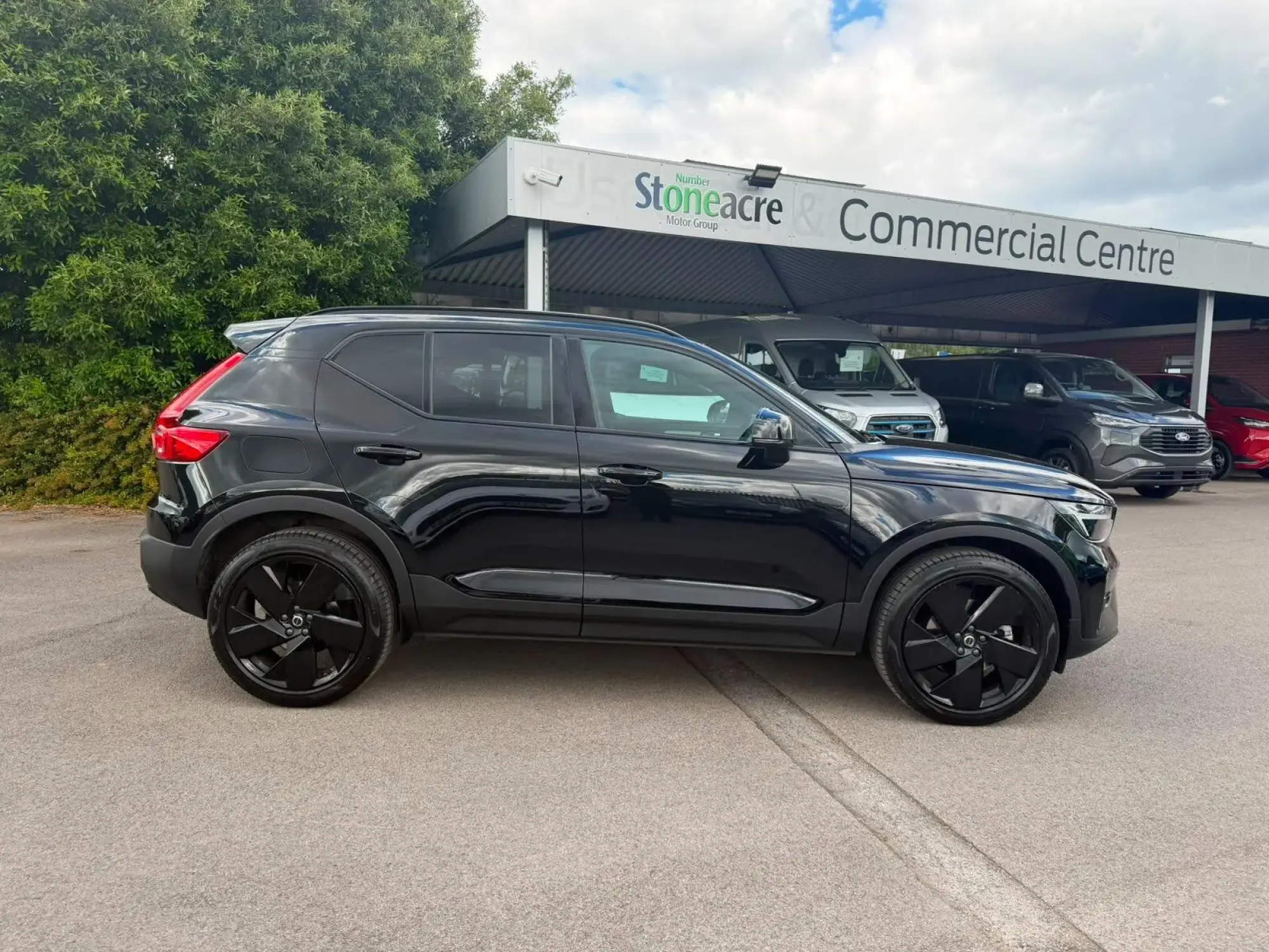 Volvo XC40 2.0 B4 MHEV Plus Black Edition DCT Auto Euro 6 (s/s) 5dr RO75LZW Image 2