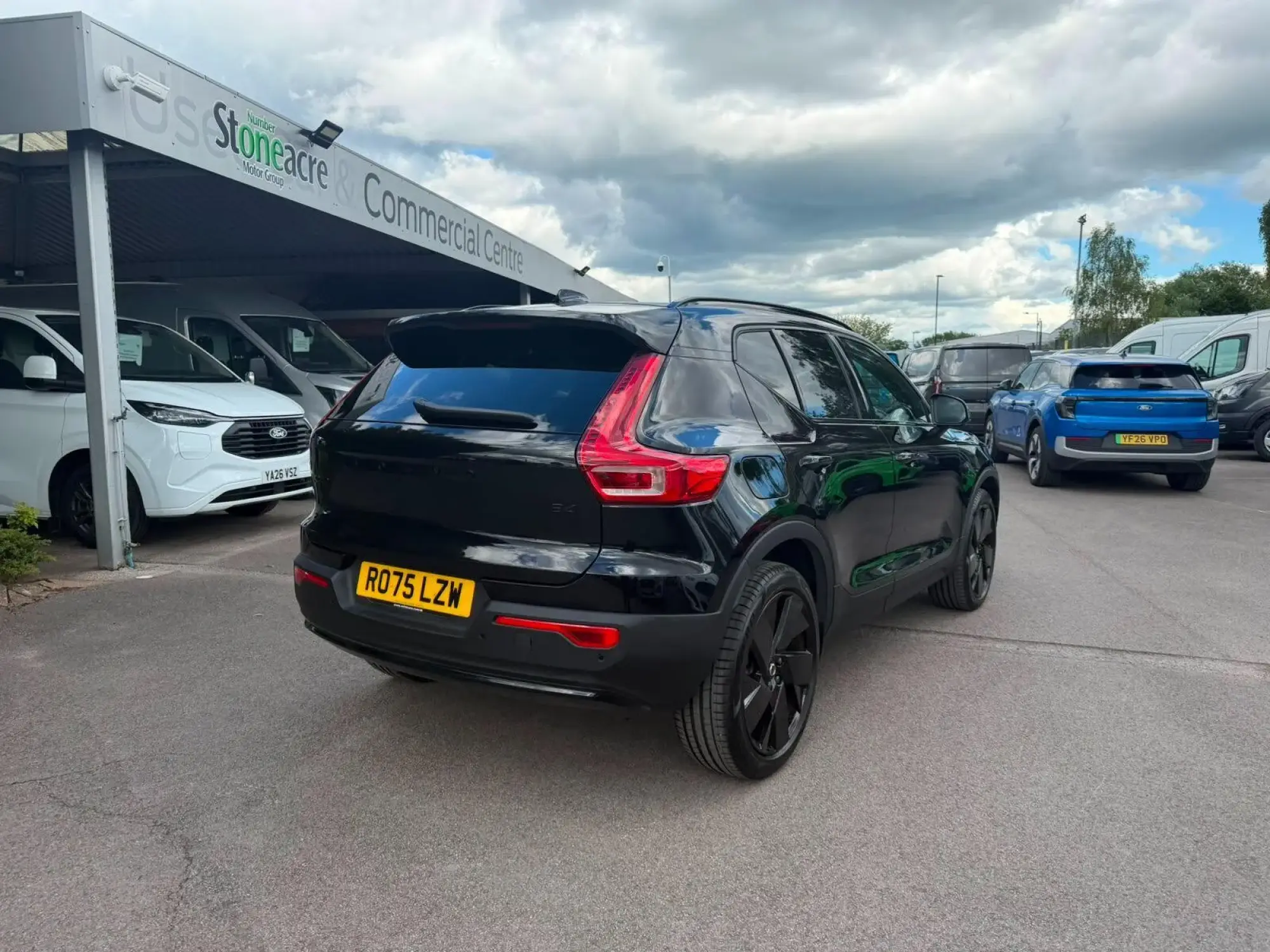 Volvo XC40 2.0 B4 MHEV Plus Black Edition DCT Auto Euro 6 (s/s) 5dr RO75LZW Image 3