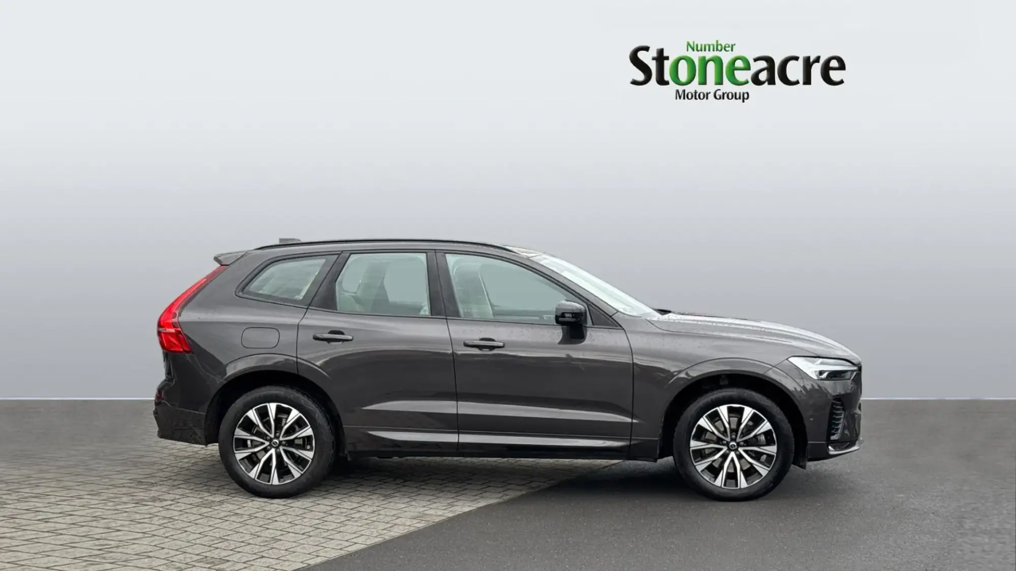 Volvo XC60 2.0 B4 MHEV Plus Auto Euro 6 (s/s) 5dr YR23WTM Image 3