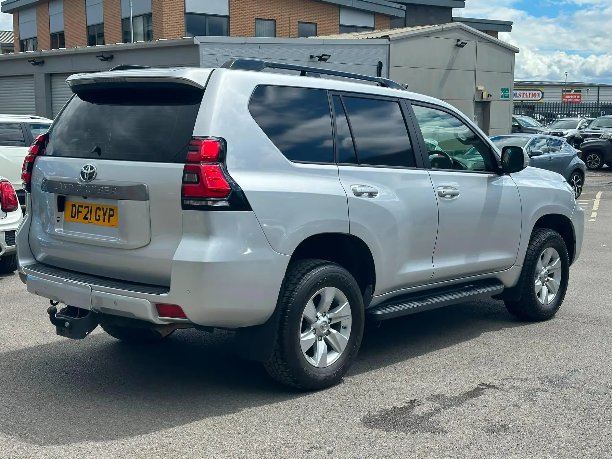 Toyota Land Cruiser 2.8D Active (Navi) Auto 4WD LWB Euro 6 (s/s) 5dr DF21GYP Image 2