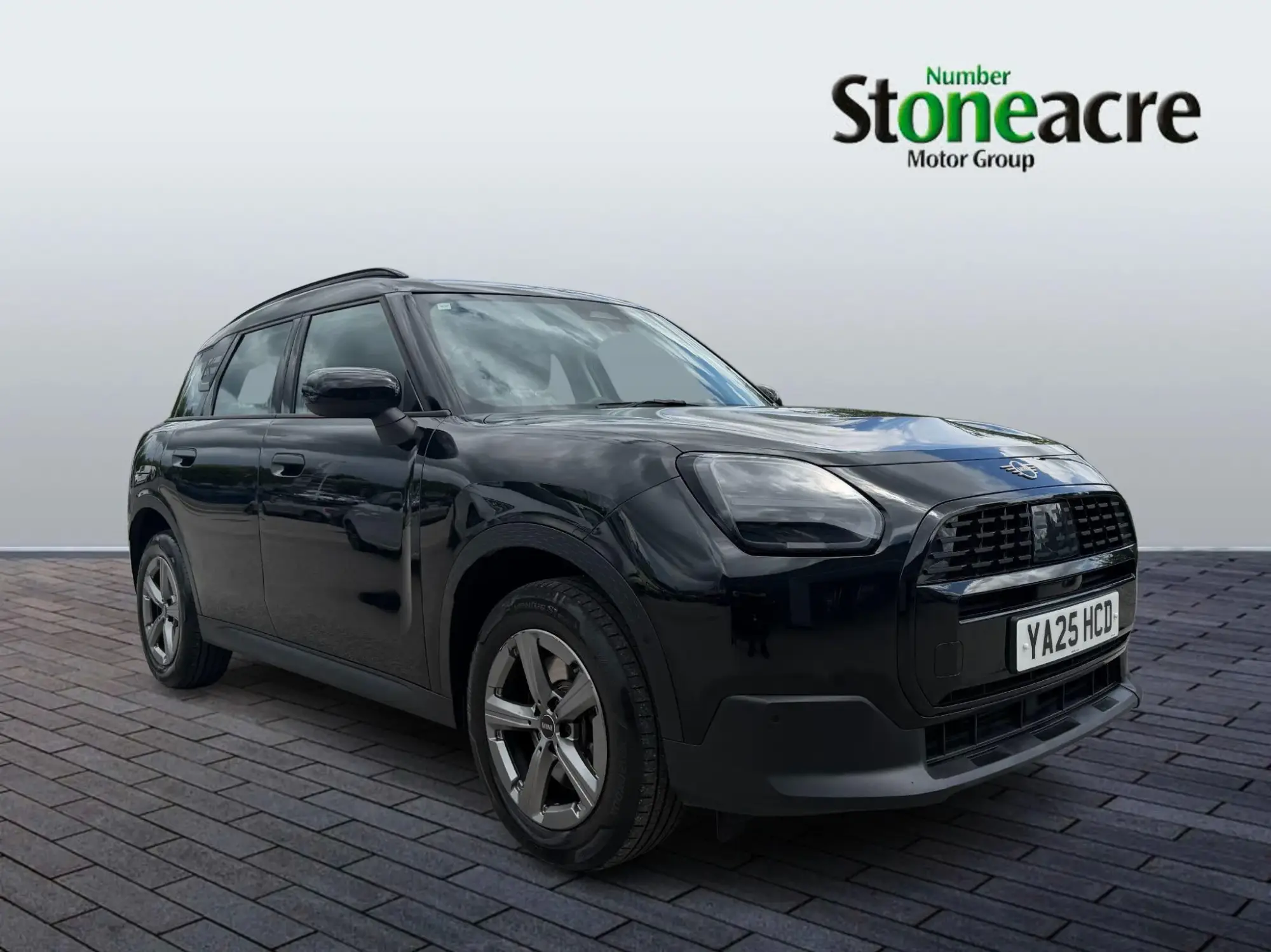 MINI Countryman 1.5C MHEV Classic Auto Euro 6 (s/s) 5dr YA25HCD Image 1