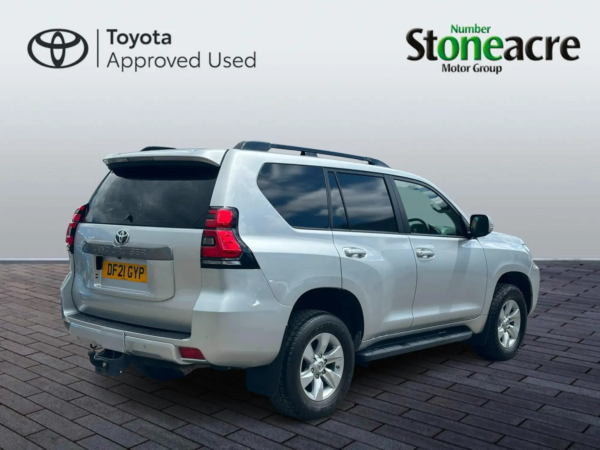 Toyota Land Cruiser 2.8D Active Auto 4WD LWB Euro 6 (s/s) 5dr DF21GYP Image 2