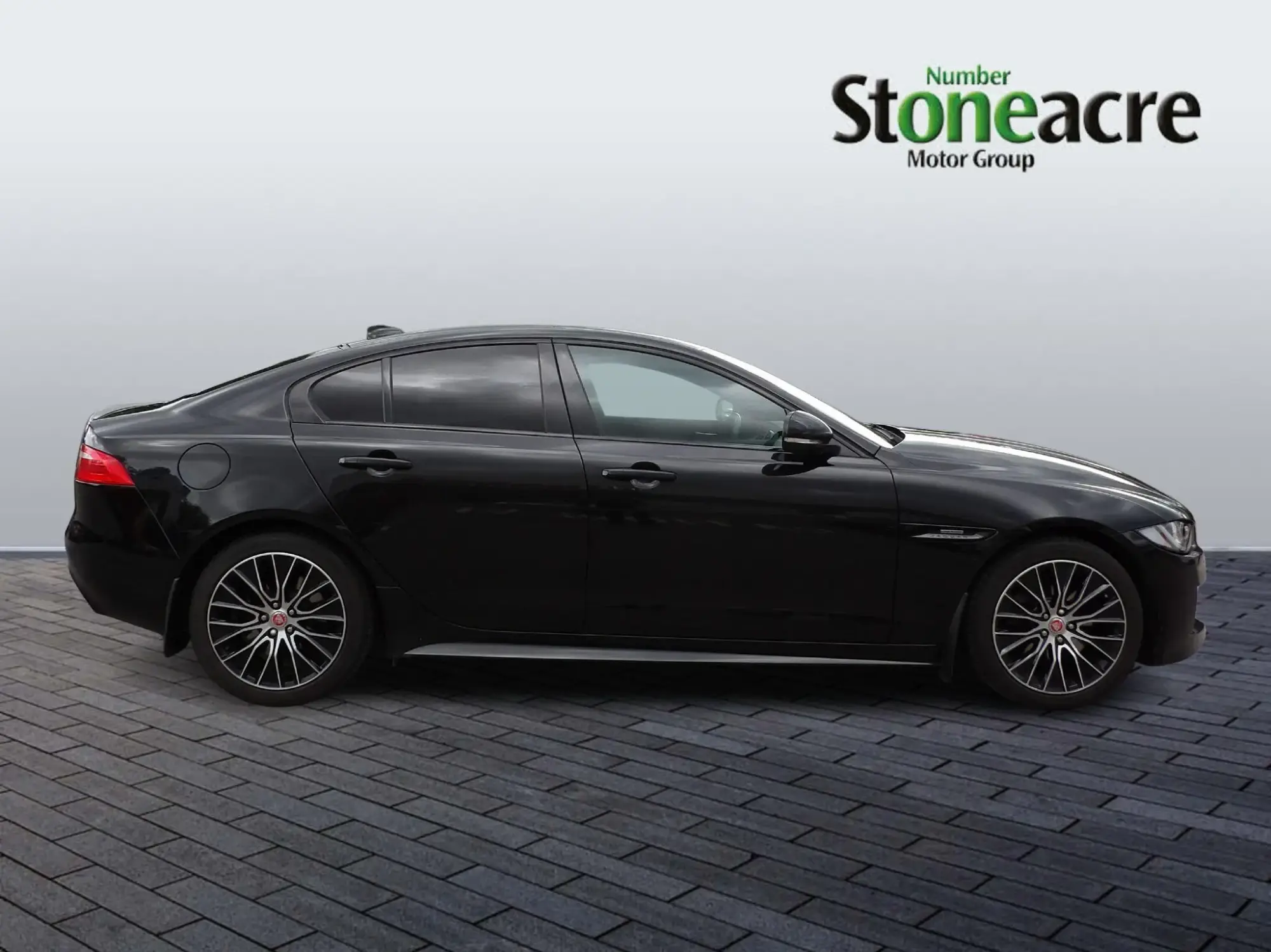 Jaguar XE 2.0i Landmark Auto Euro 6 (s/s) 4dr YT19FVB Image 2