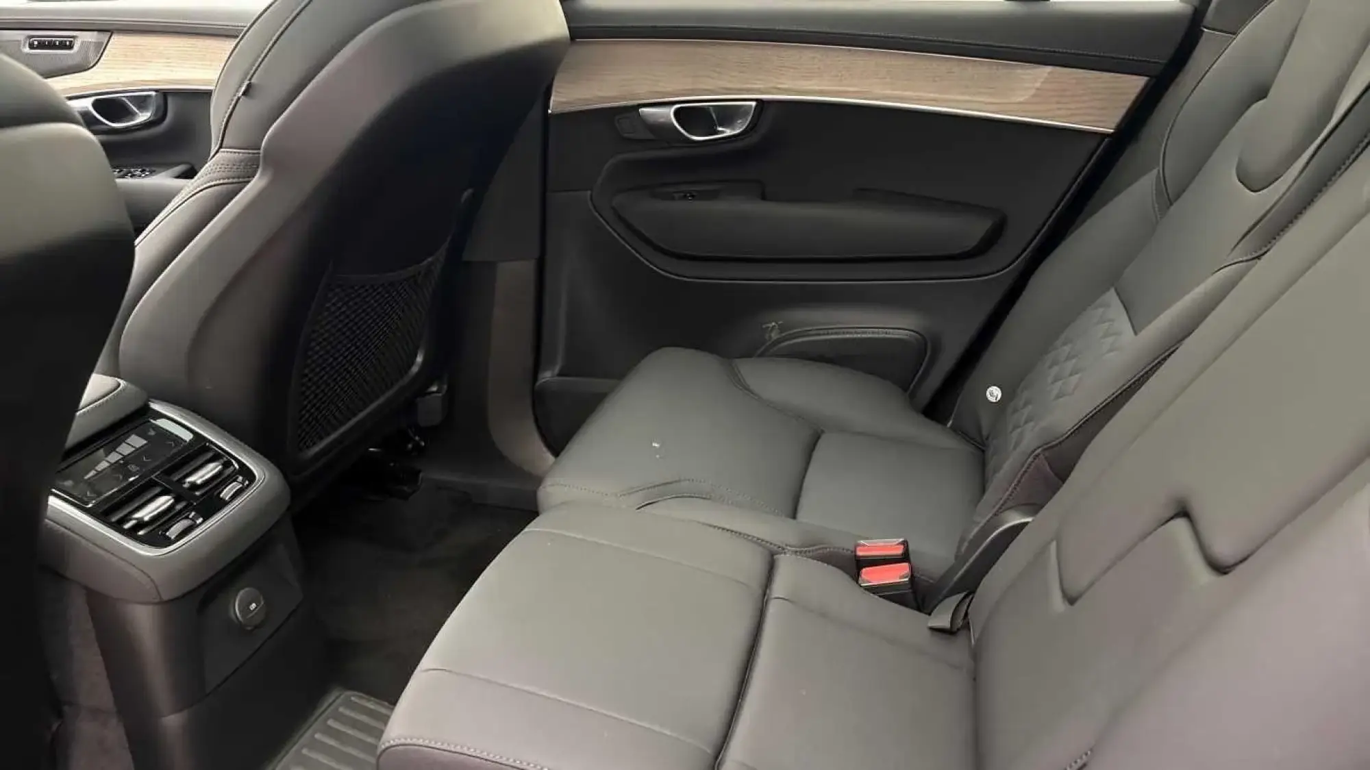 Volvo XC90 Plug-In Hybrid Image 12