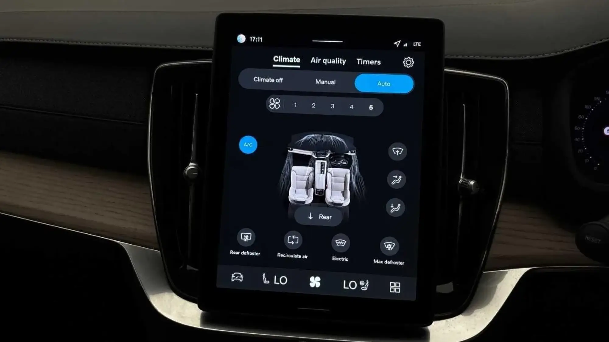 Volvo XC90 Plug-In Hybrid Image 38