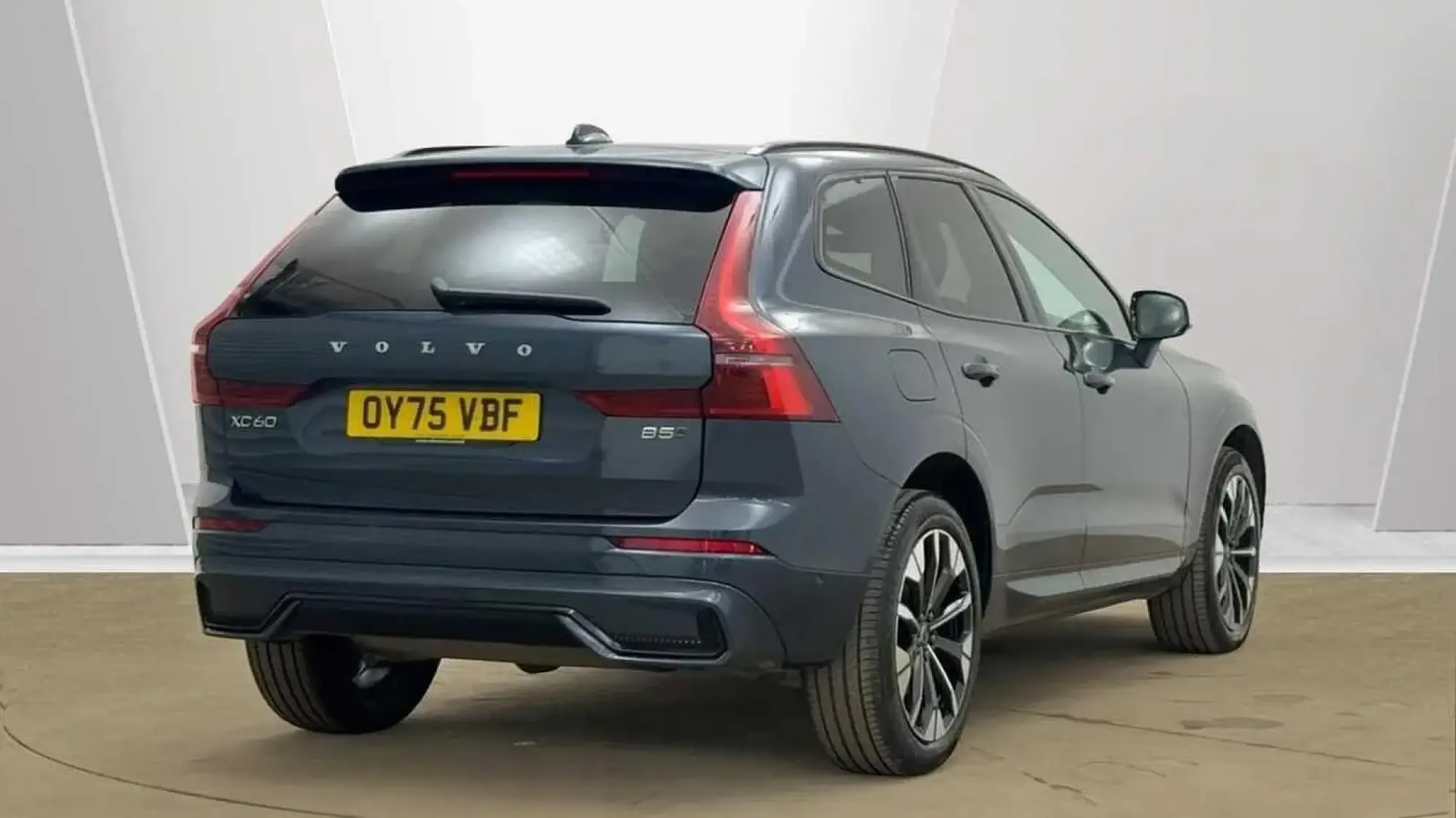 Volvo XC60 2.0 B5 MHEV Plus Pro Auto AWD Euro 6 (s/s) 5dr OY75VBF Image 3