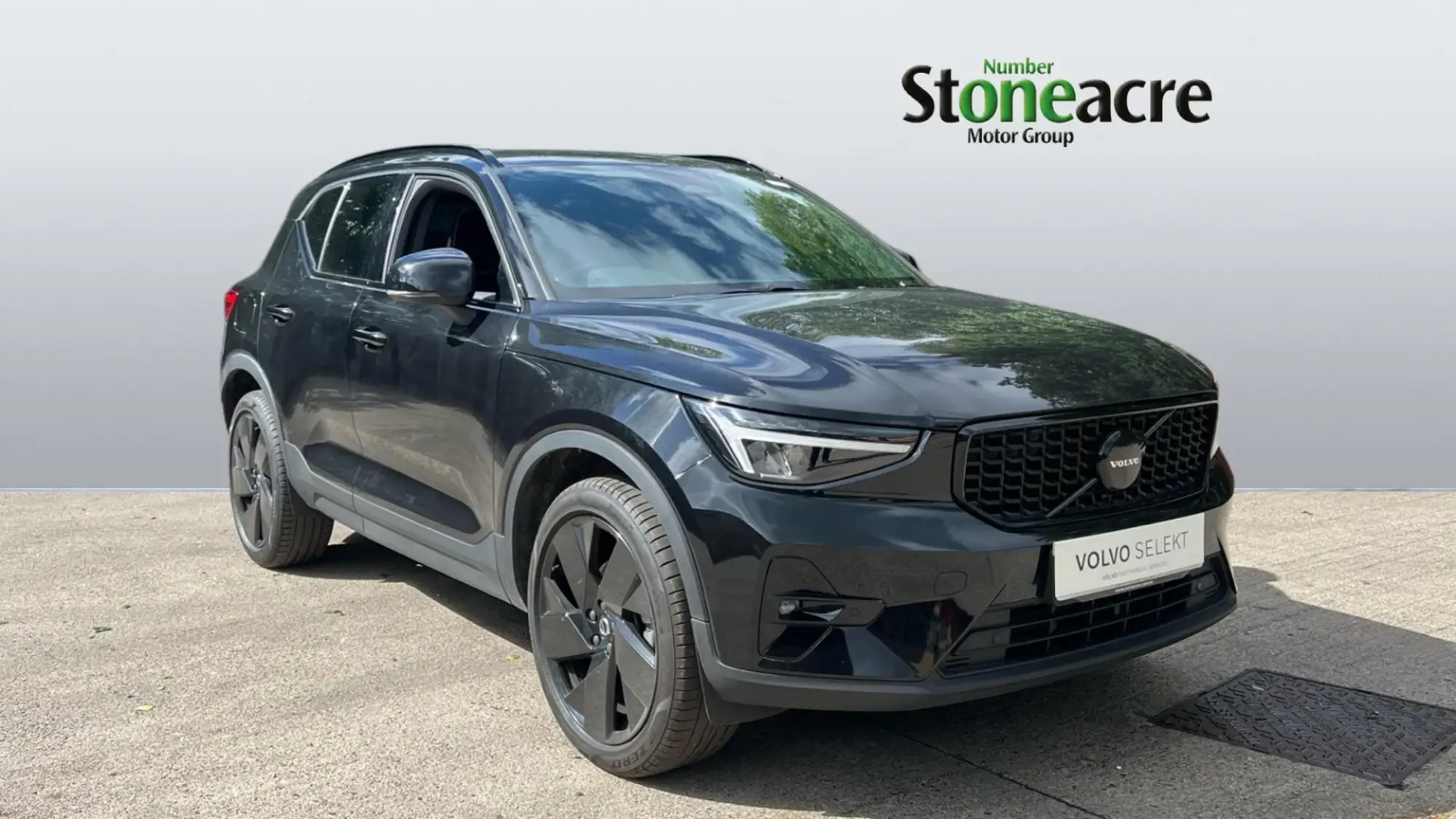 Volvo XC40 2.0 B4 MHEV Plus Black Edition DCT Auto Euro 6 (s/s) 5dr RO75LWR Image 1
