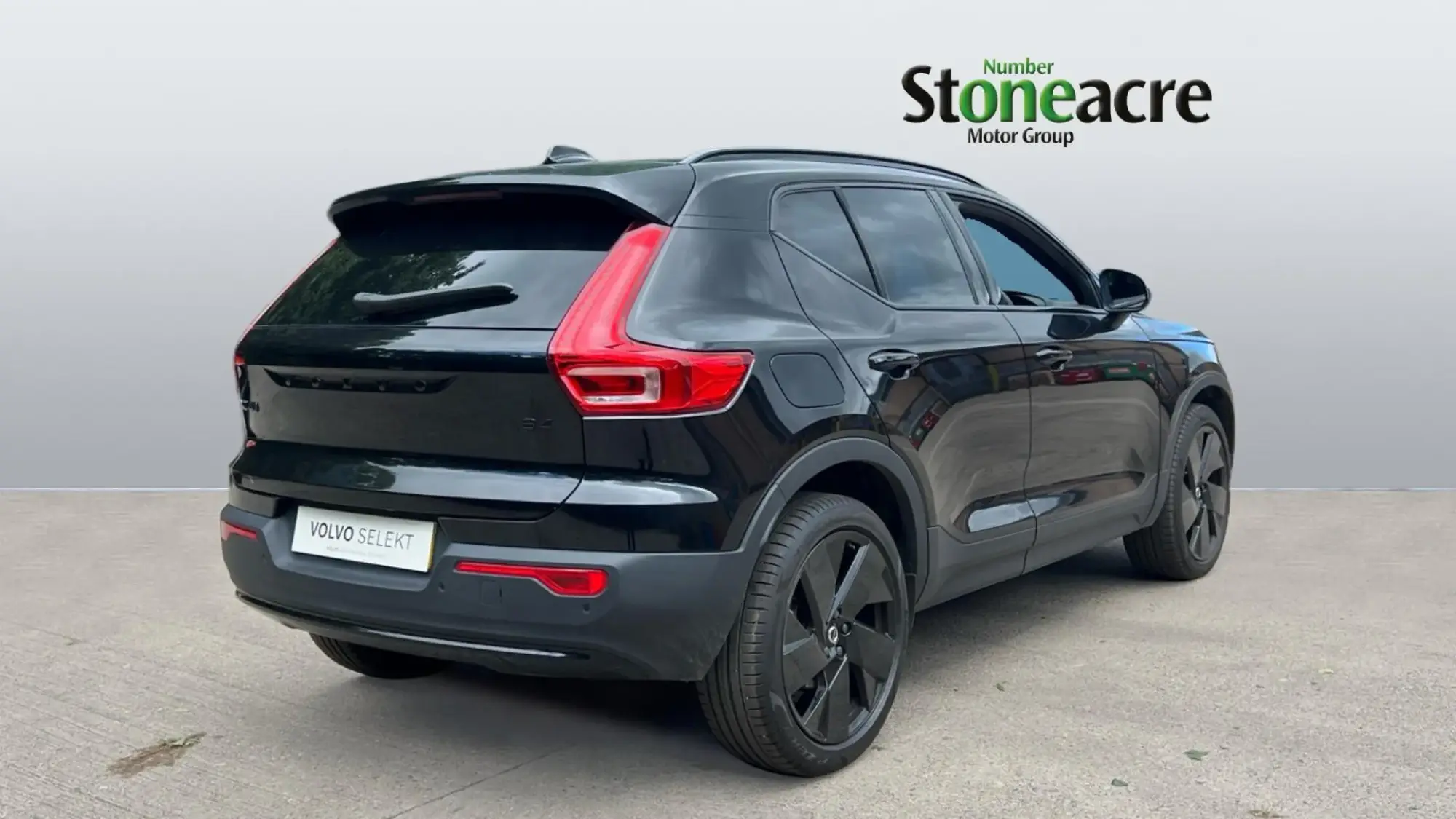 Volvo XC40 2.0 B4 MHEV Plus Black Edition DCT Auto Euro 6 (s/s) 5dr RO75LWR Image 2