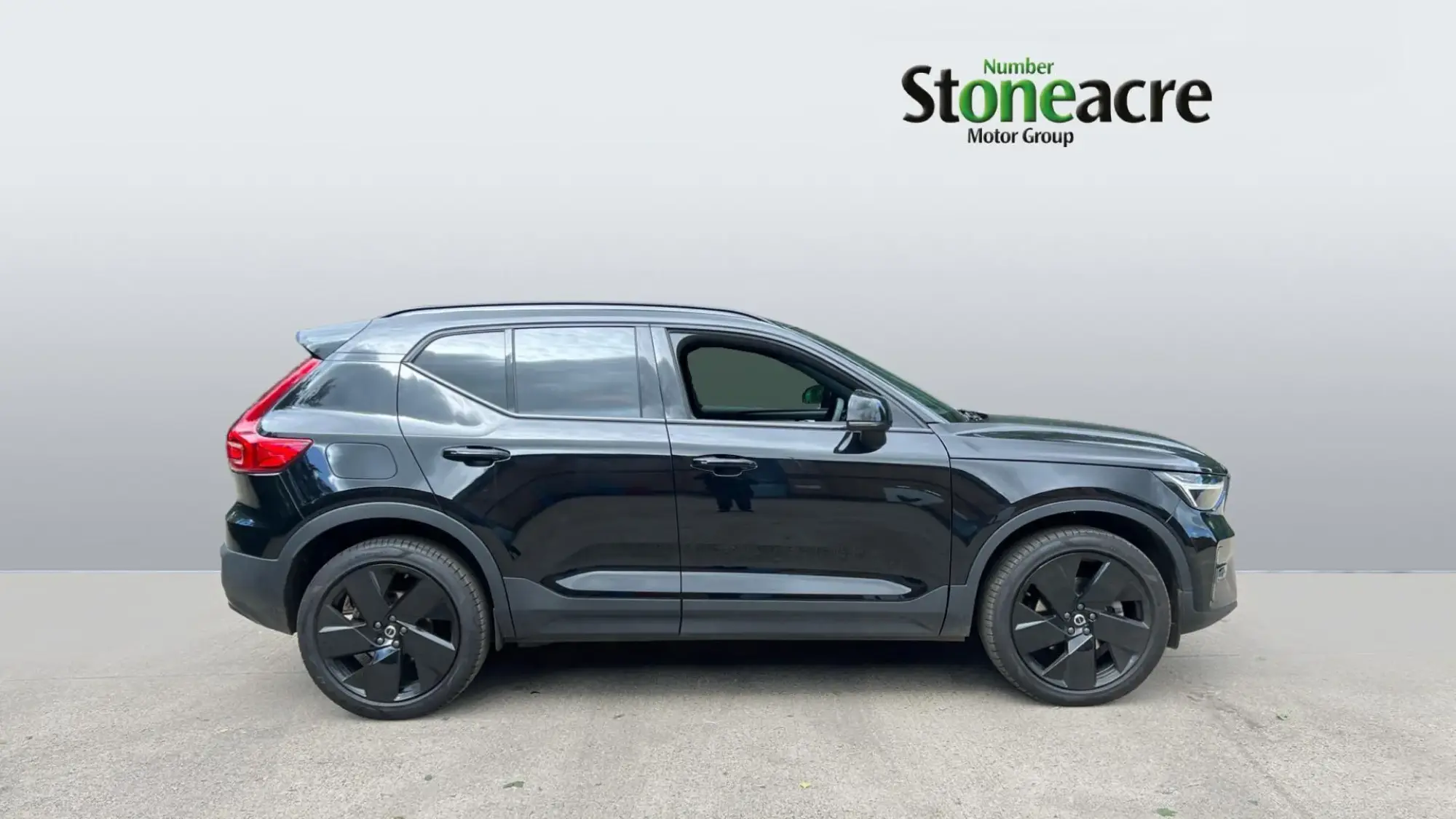 Volvo XC40 2.0 B4 MHEV Plus Black Edition DCT Auto Euro 6 (s/s) 5dr RO75LWR Image 3