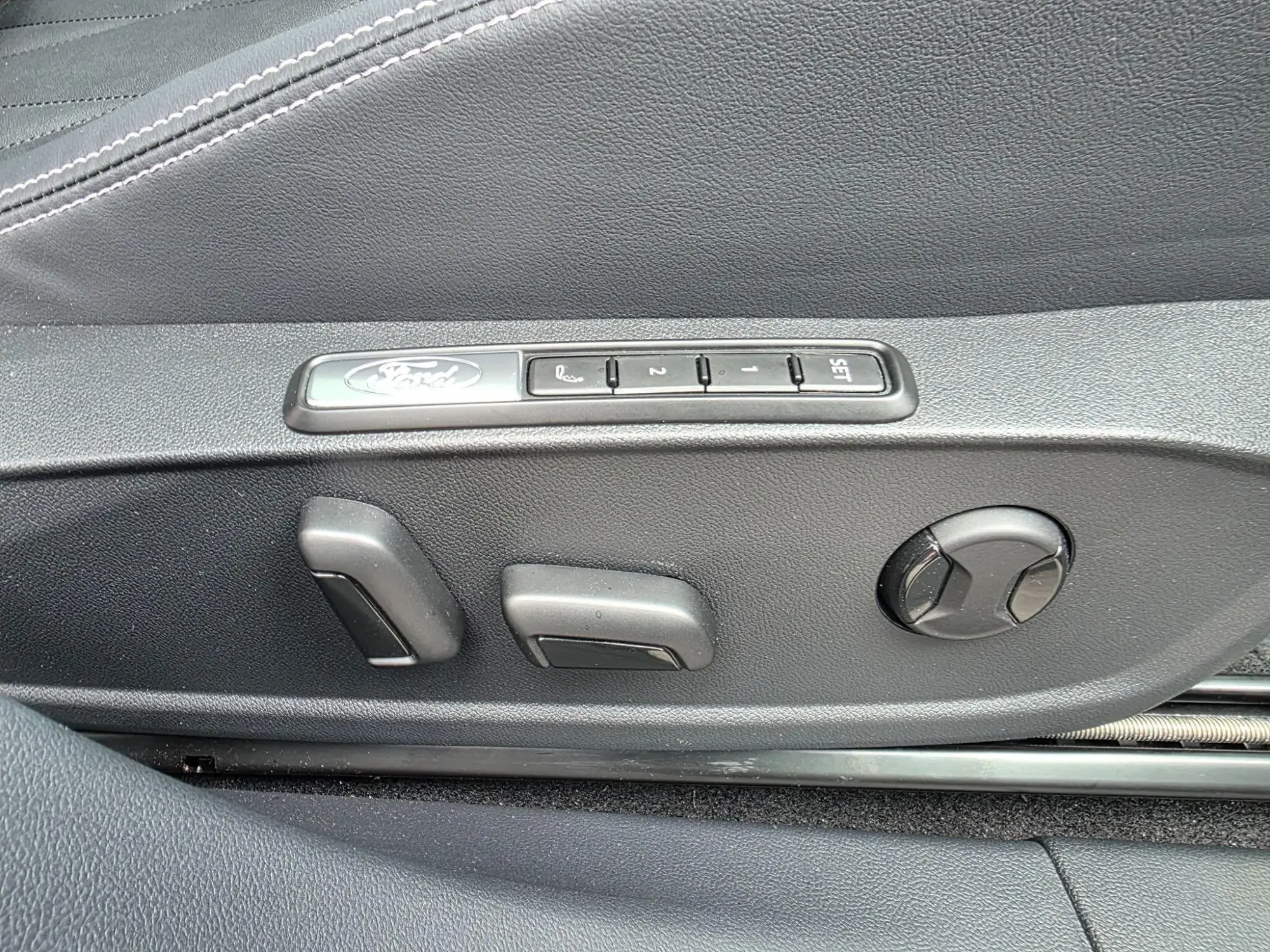 Ford Explorer Image 14