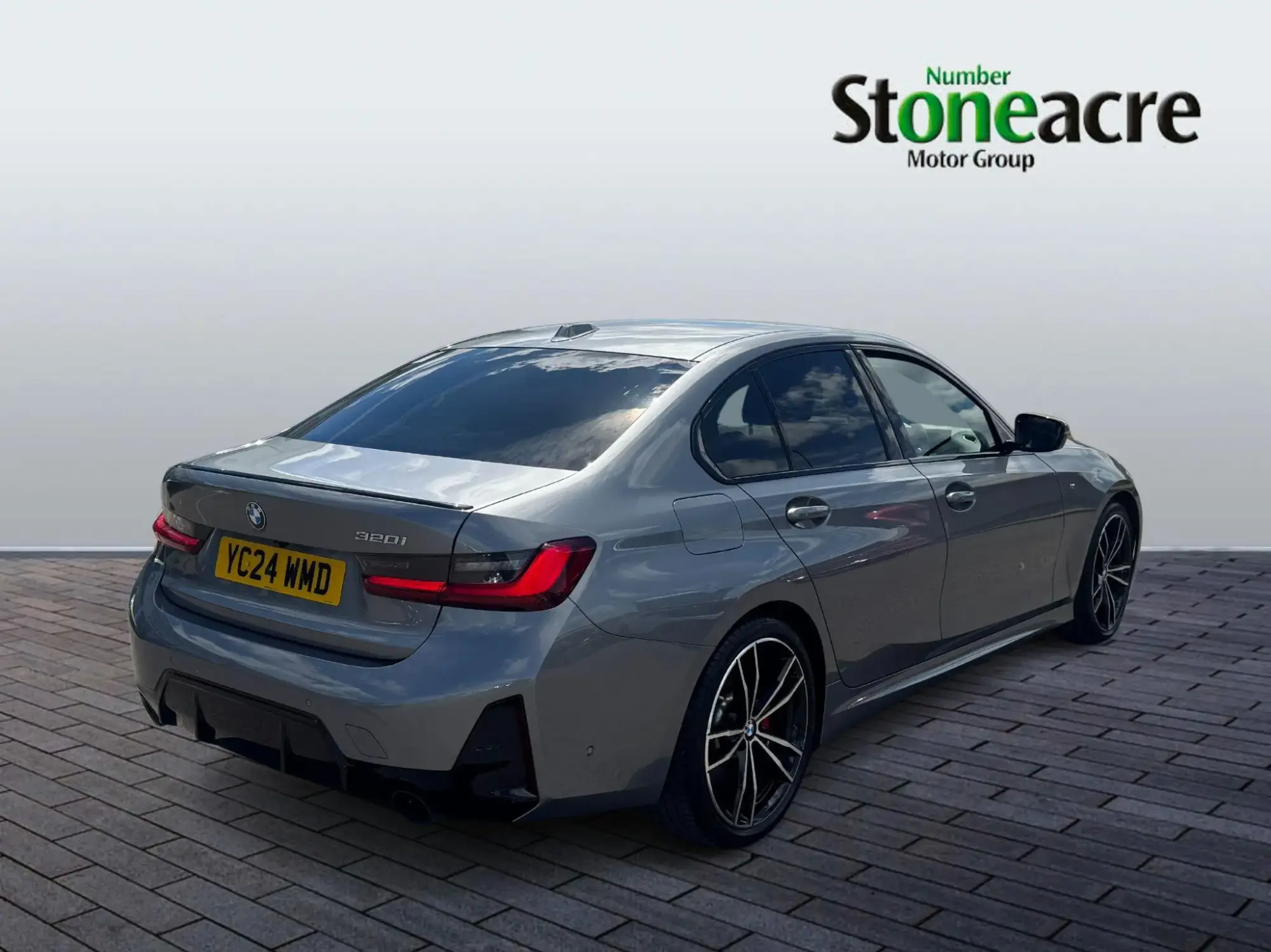 BMW 3 Series Image 3