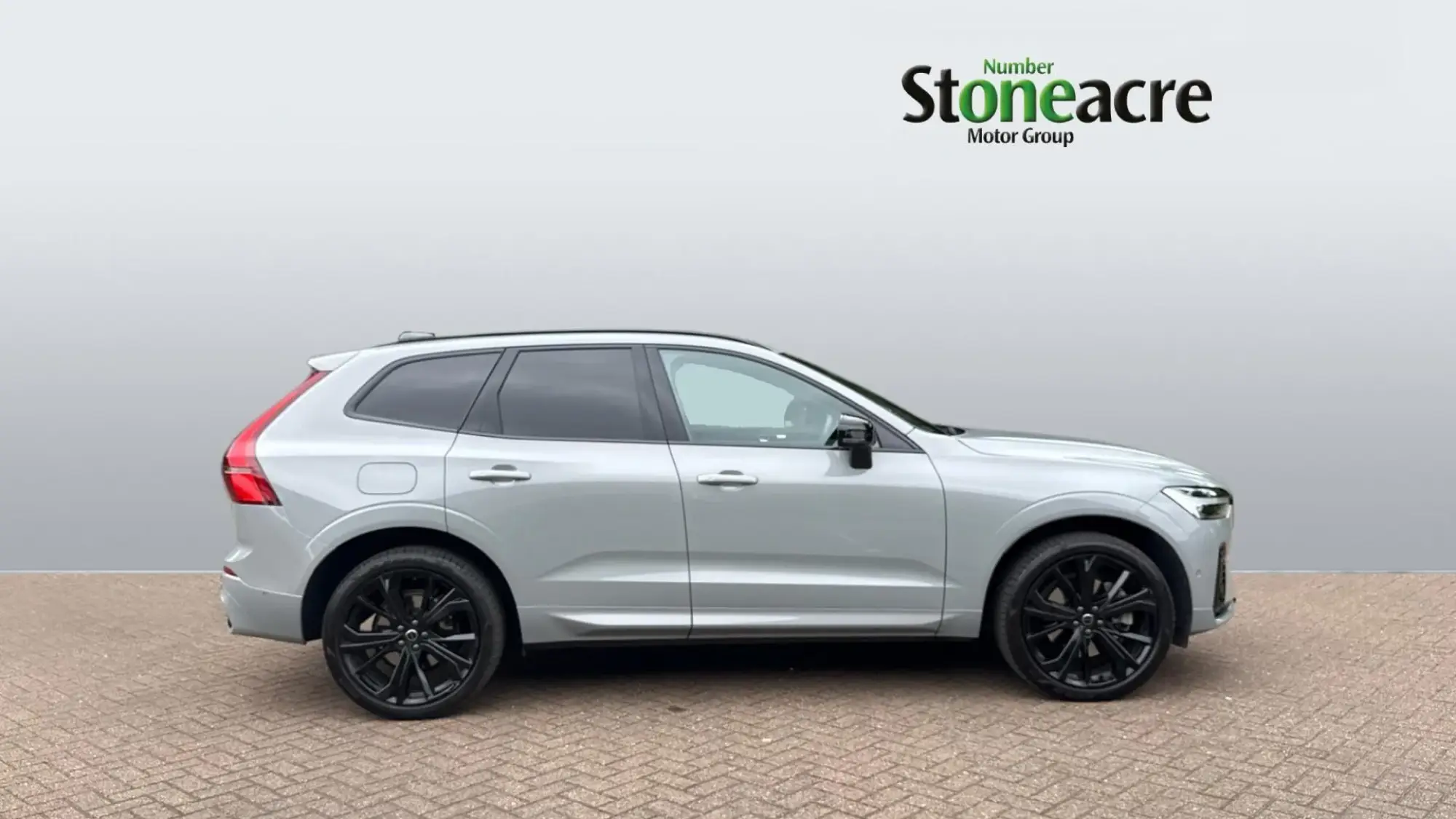 Volvo XC60 2.0 B5 MHEV Plus Black Edition Auto AWD Euro 6 (s/s) 5dr WJ75XVF Image 3