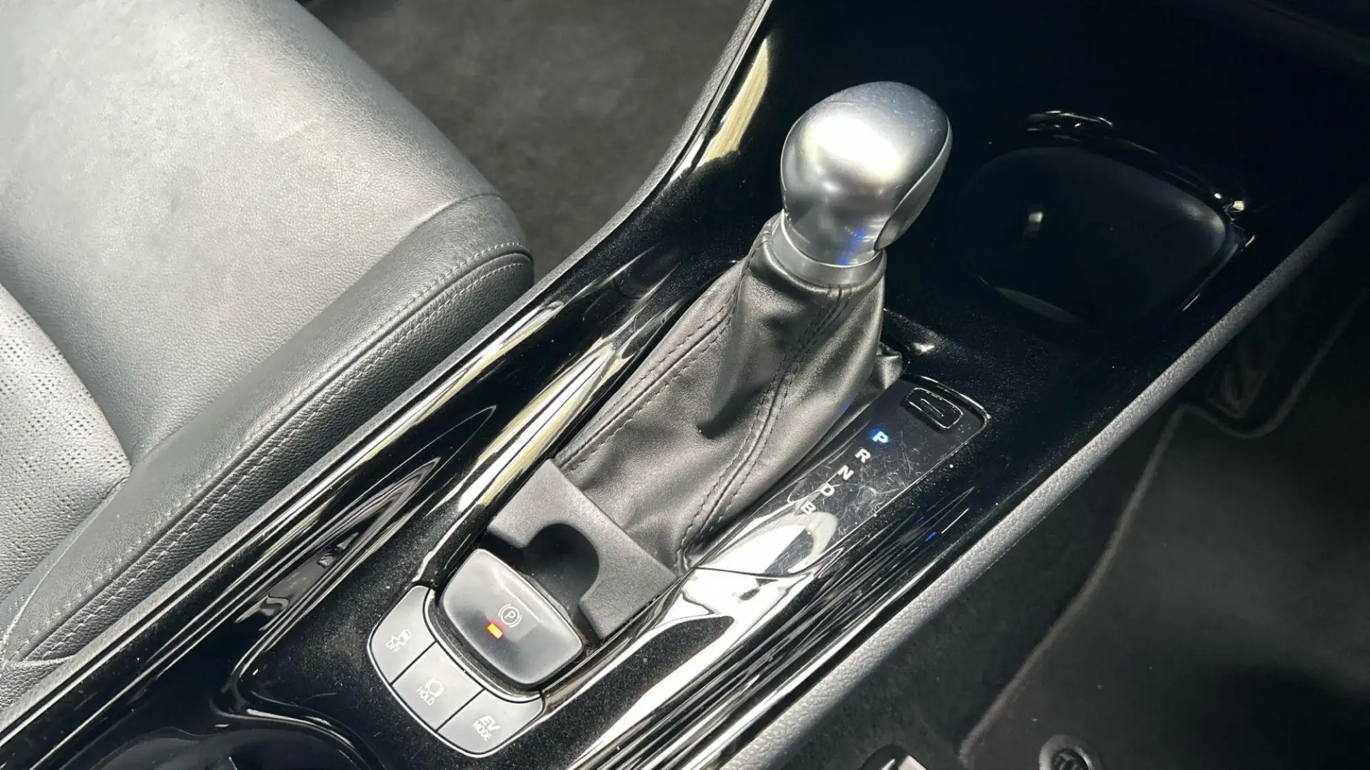 Toyota C-HR Self-Charging Hybrid Image 33 Toyota C-HR Self-Charging Hybrid Image 33
