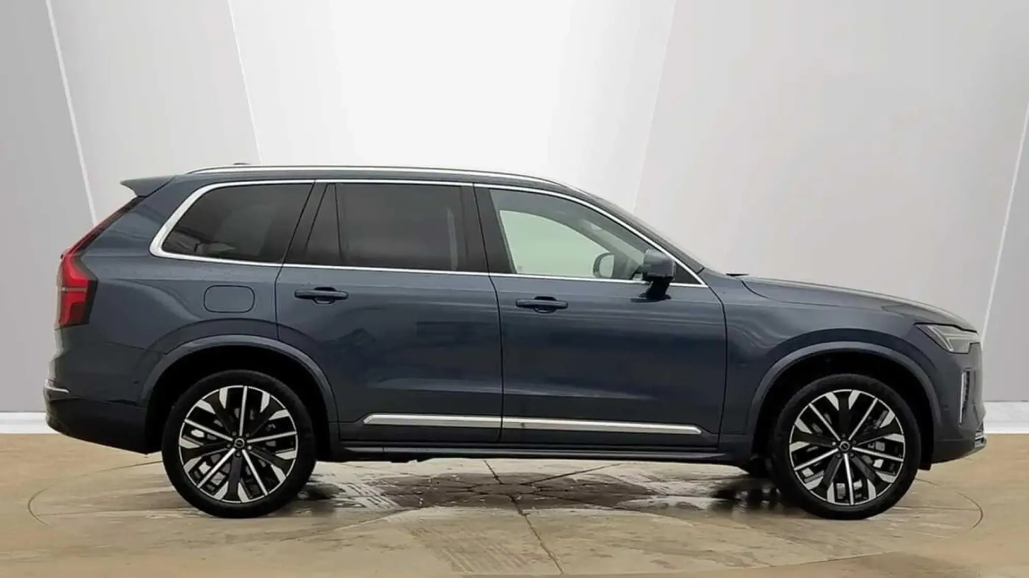 Volvo XC90 Plug-In Hybrid 2.0 T8 18.8kWh Ultra Bright Auto 4WD Euro 6 (s/s) 5dr RV75XPC Image 2 Volvo XC90 Plug-In Hybrid 2.0 T8 18.8kWh Ultra Bright Auto 4WD Euro 6 (s/s) 5dr RV75XPC Image 2
