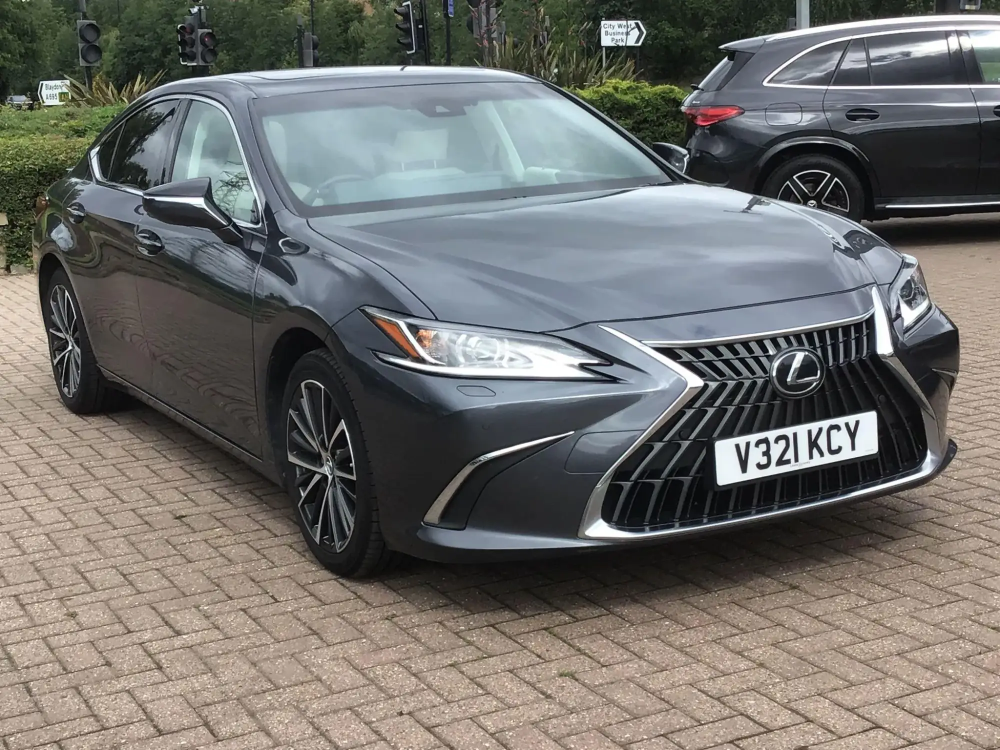 Lexus ES 2.5 300h Premium Edition E-CVT Euro 6 (s/s) 4dr V321KCY Image 1