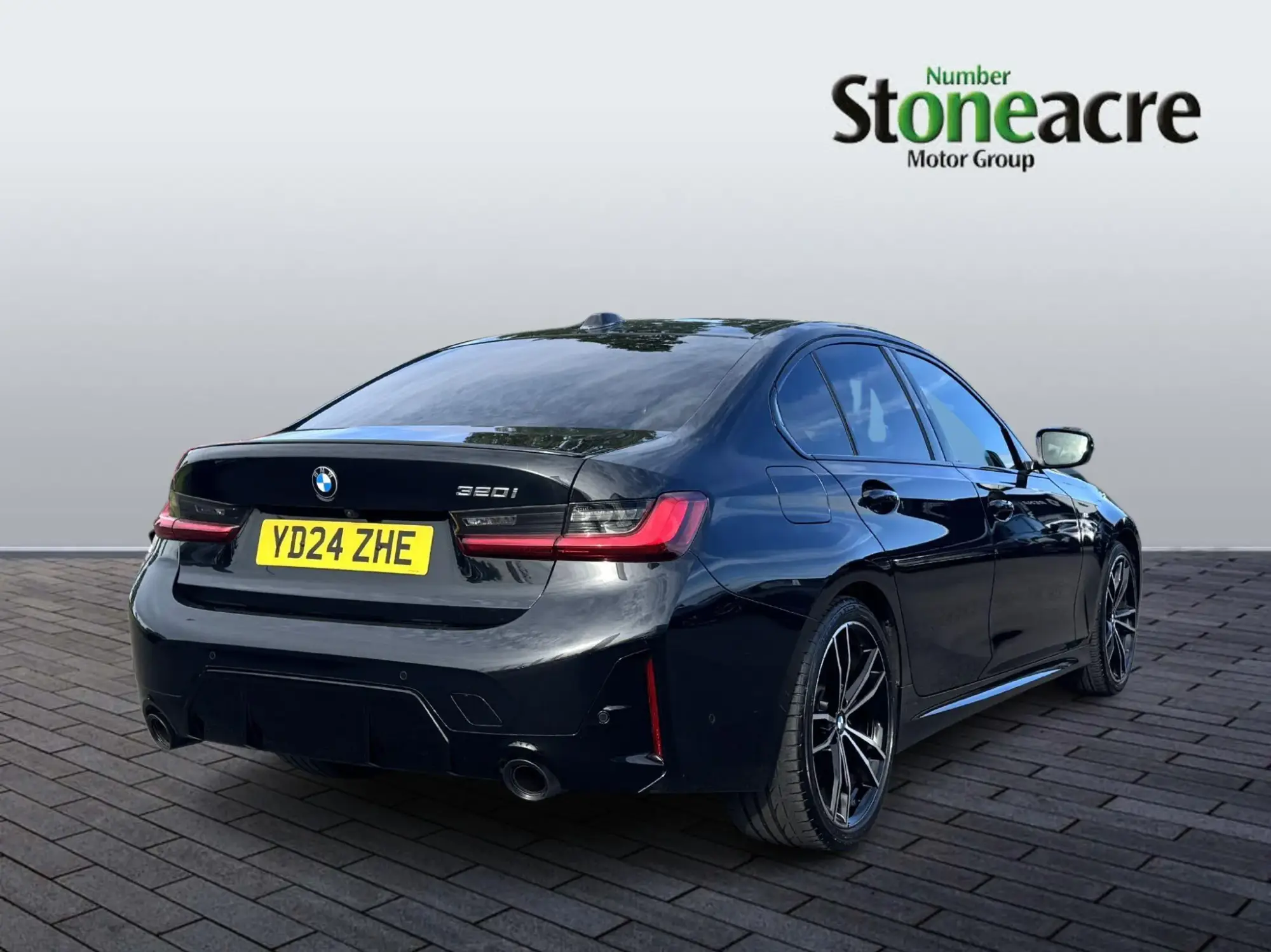 BMW 3 Series Image 3