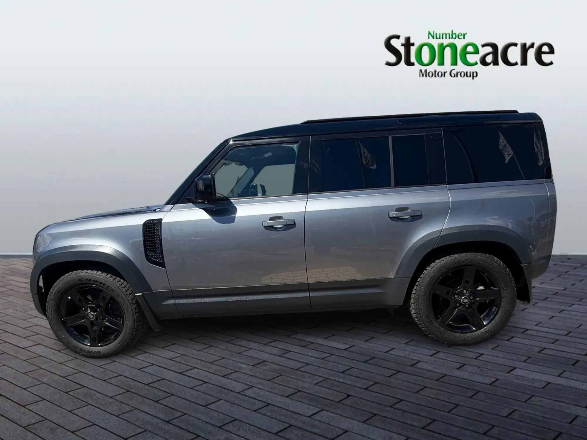 Land Rover Defender 110 Image 4