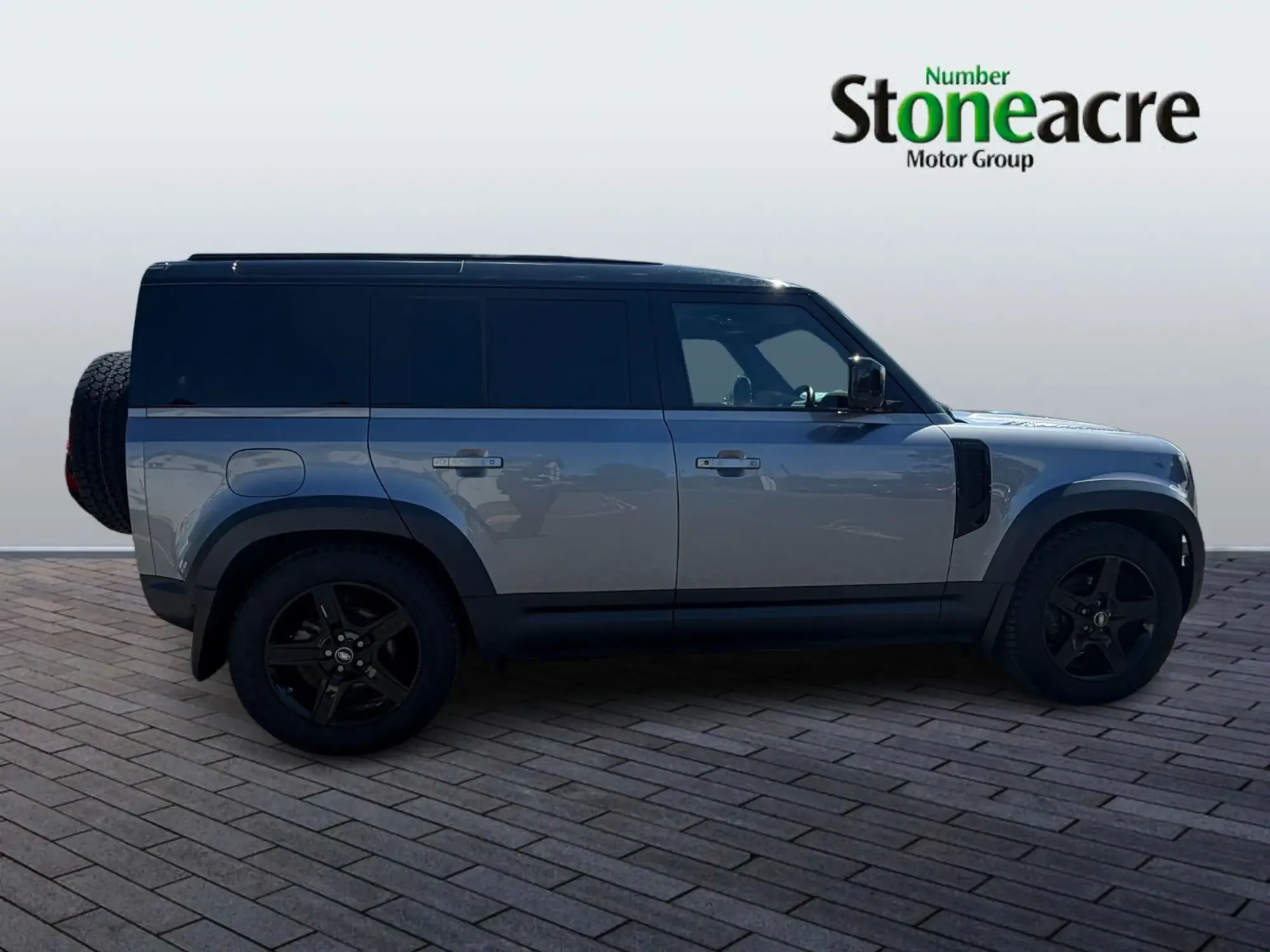 Land Rover Defender 110 Image 7