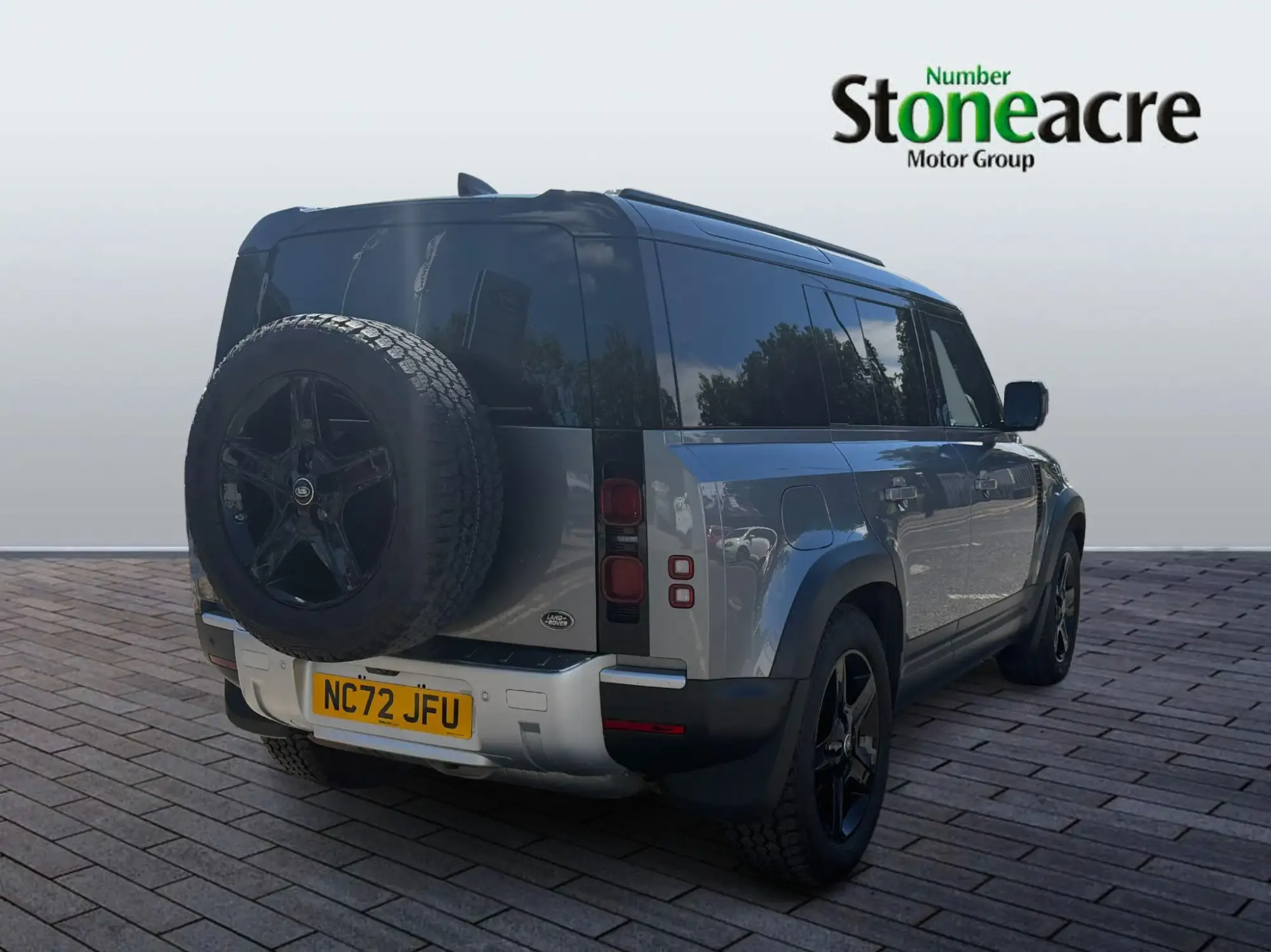 Land Rover Defender 110 Image 8