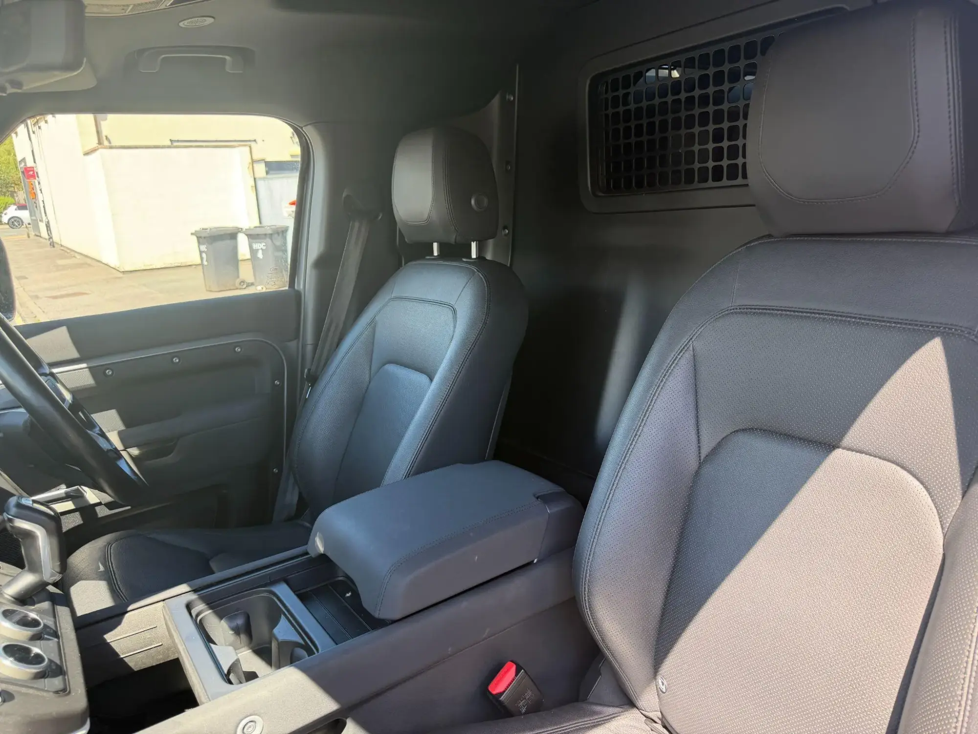 Land Rover Defender 110 Image 9